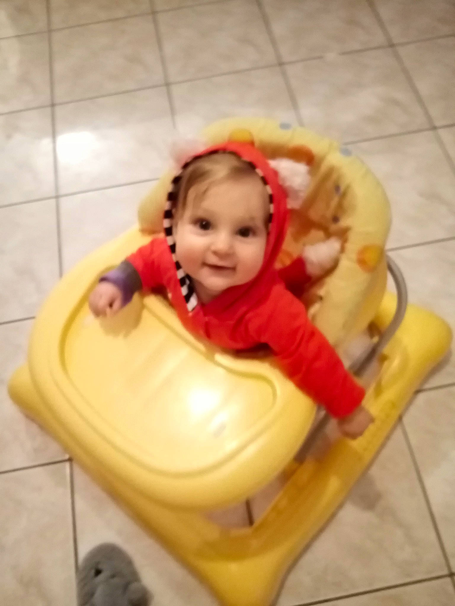 Paola a rejoint le concours — aidez-le/la à gagner de superbes lots ! baby, baby_laughing, baby_products, baby_toddler_clothing, child, comfort, floor, flooring, joy, lap, nose, person, plastic, tile, tile_flooring, toddler, toilet, yellow