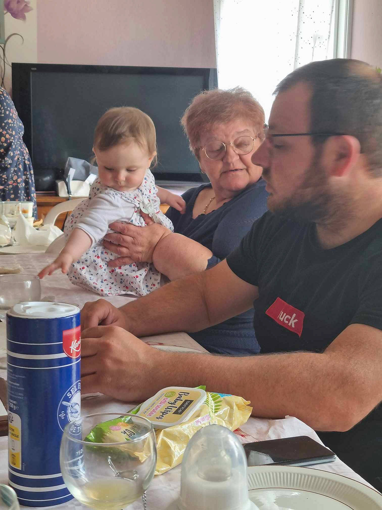 Olympe participe au concours pour gagner de l'argent avec cette photo : baby, chair, child, cooking, curtain, dishware, drink, drinkware, event, fun, person, plastic_bottle, plate, room, serveware, sharing, t_shirt, table, tableware, toddler