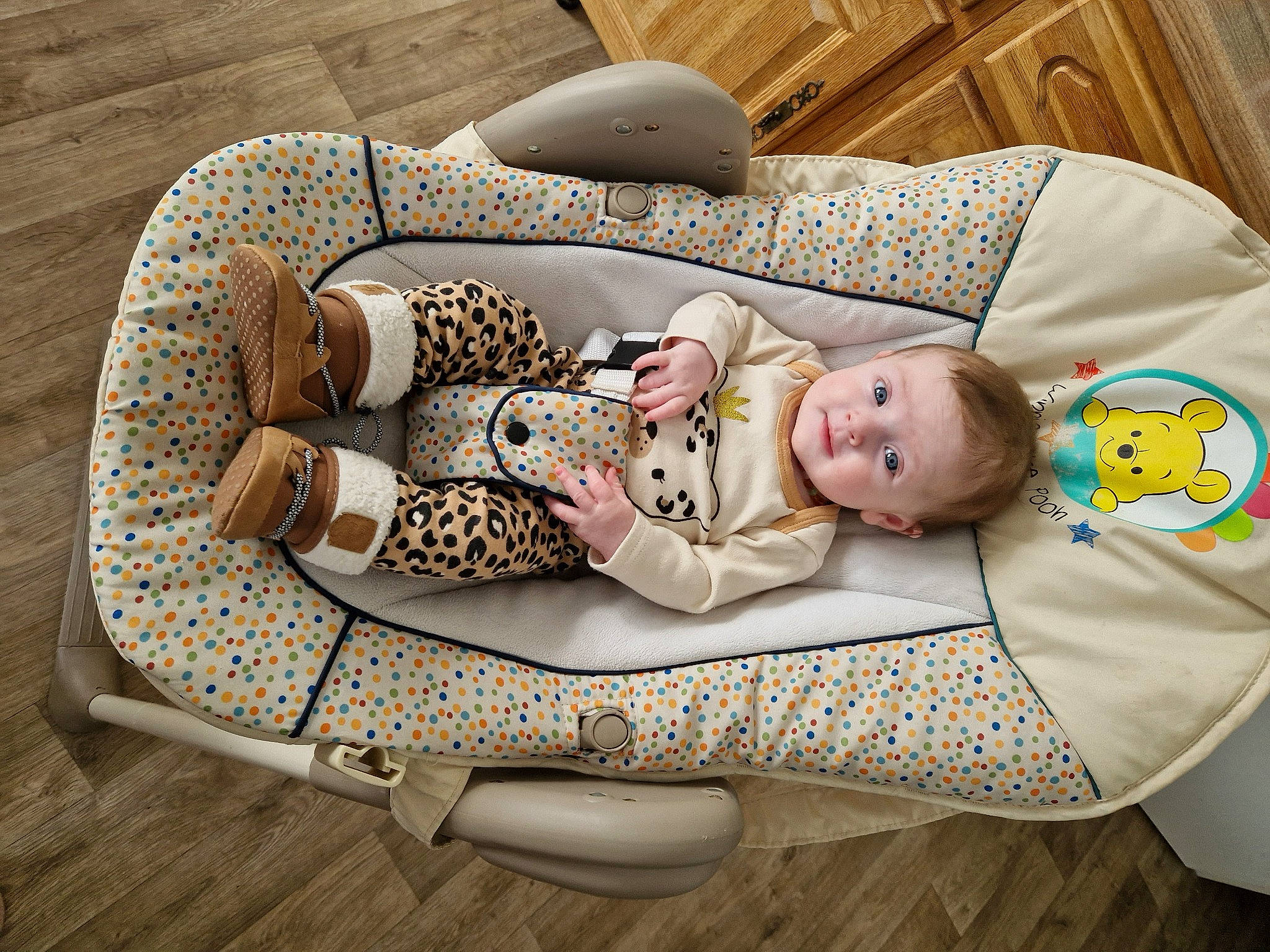 Olympe participe au concours pour gagner de l'argent avec cette photo : baby, baby_products, baby_sleeping, baby_toddler_clothing, child, comfort, couch, fashion_accessory, flooring, foot, happy, lap, linens, pattern, person, room, sitting, tableware, thigh, toddler