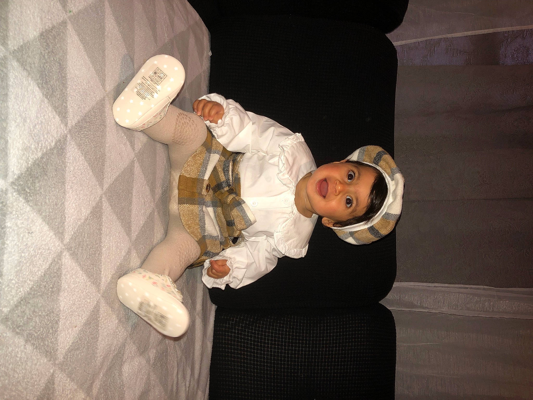 Alicia participe au concours pour gagner de l'argent avec cette photo : baby, baby_toddler_clothing, child, circle, comfort, elbow, fashion_accessory, finger, flash_photography, fun, gesture, hat, headwear, joy, person, room, serveware, sitting, sleeve, sun_hat