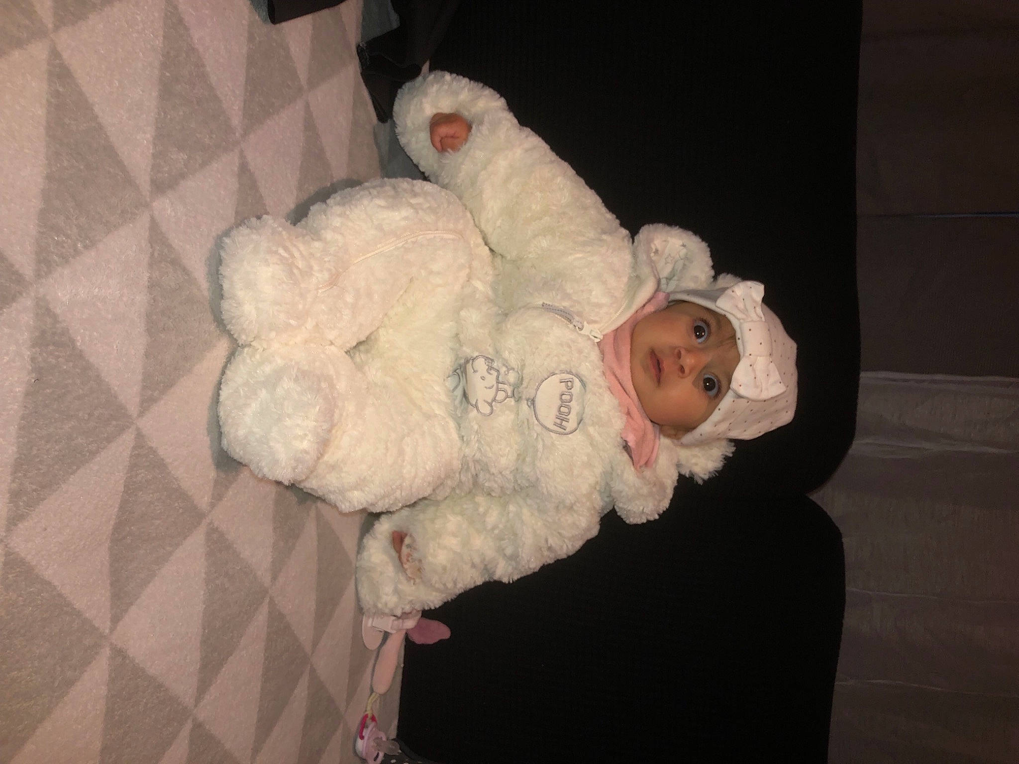 Alicia participe au concours pour gagner de l'argent avec cette photo : baby, baby_toddler_clothing, cheek, child, comfort, costume, event, flooring, fun, fur, hat, headgear, headwear, person, room, sitting, smile, toddler, wool