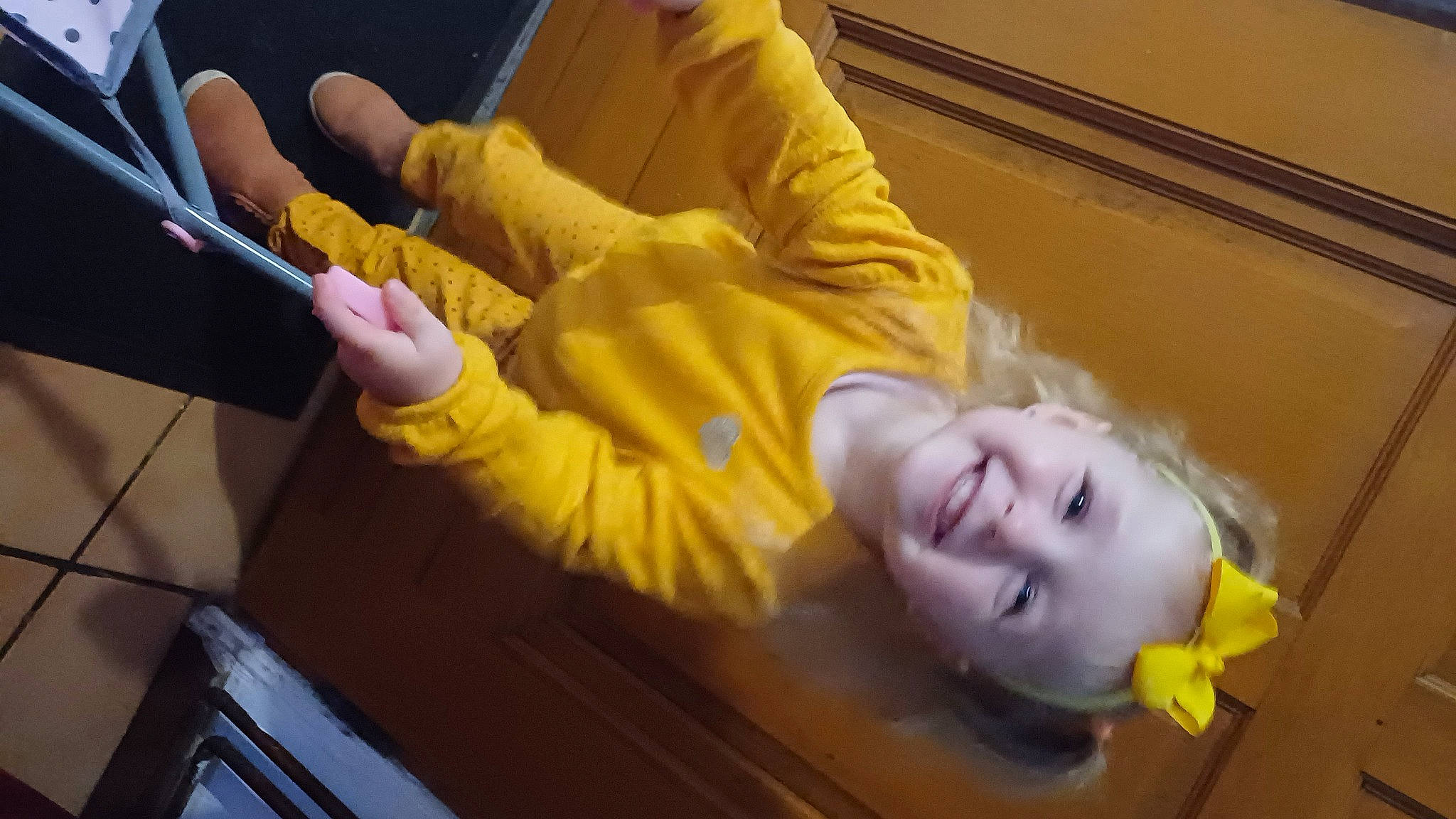 Athénays participe au concours pour gagner de l'argent avec cette photo : audio_equipment, child, comfort, elbow, flooring, fun, gesture, happy, human_leg, joy, machine, mobile_phone, person, room, smile, thumb, toddler, vehicle_door, windshield, wrist