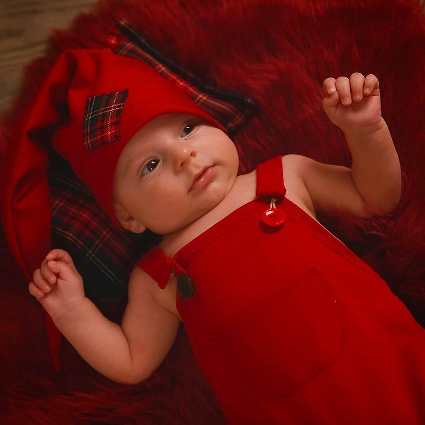 Mateï participe au concours pour gagner de l'argent avec cette photo : baby, baby_toddler_clothing, cheek, child, doll, eye, finger, gesture, happy, head, headwear, human_body, iris, lip, mouth, nose, orange, person, skin, sleeve