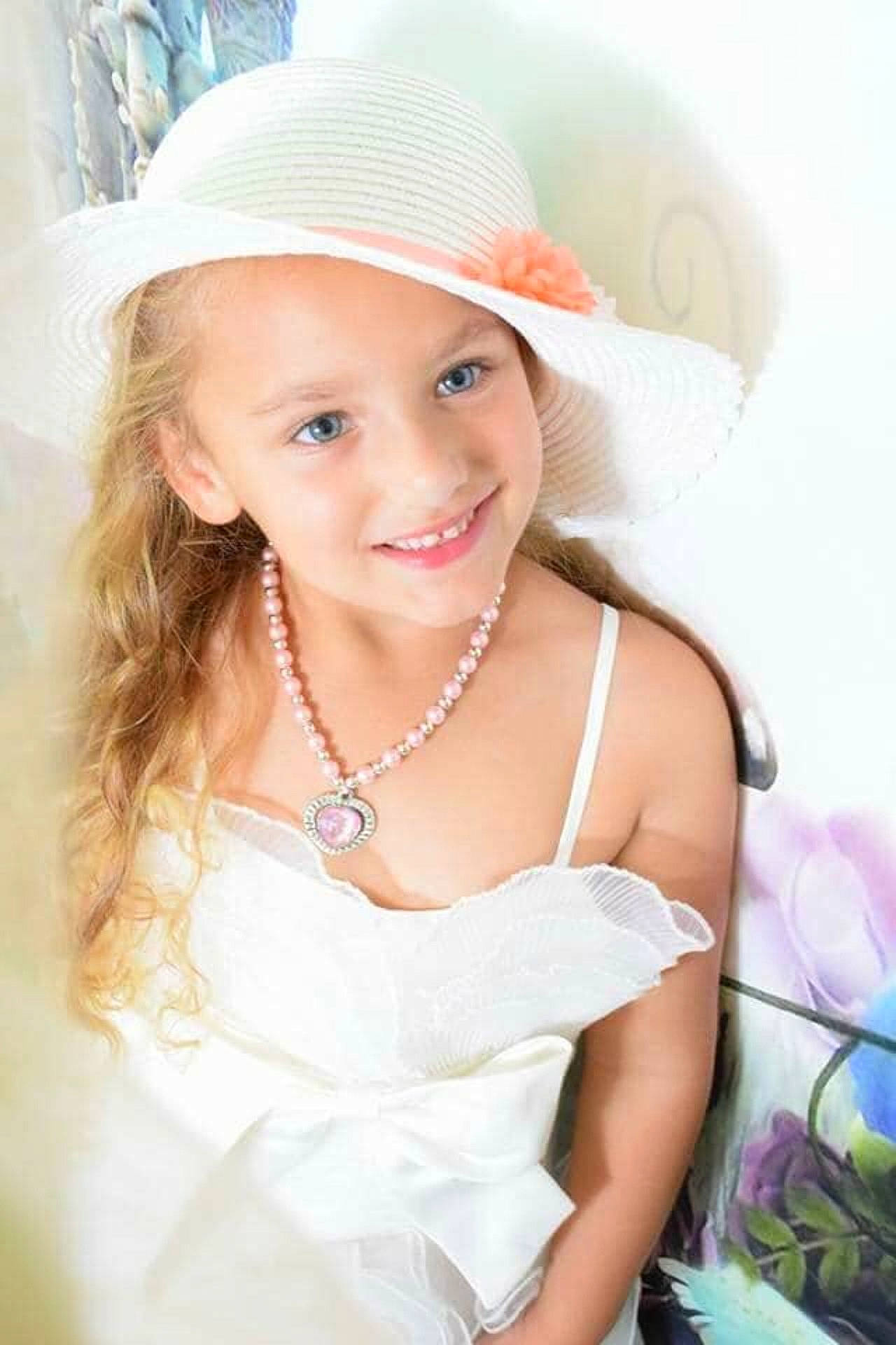 Lana participe au concours pour gagner de l'argent avec cette photo : beauty, blond, bridal_accessory, bride, child, child_model, girl, gown, hair_accessory, happiness, hat, headgear, headpiece, headwear, human_hair_color, joy, long_hair, person, photo_shoot, portrait_photography