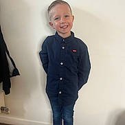 Maylone a rejoint le concours — aidez-le/la à gagner de superbes lots ! child, boy, smile, standing, blue_shirt, jeans, sneakers, indoor, wall, casual_clothing, short_hair, pose, happy, portrait, person, footwear, floor, young, buttoned_shirt, light