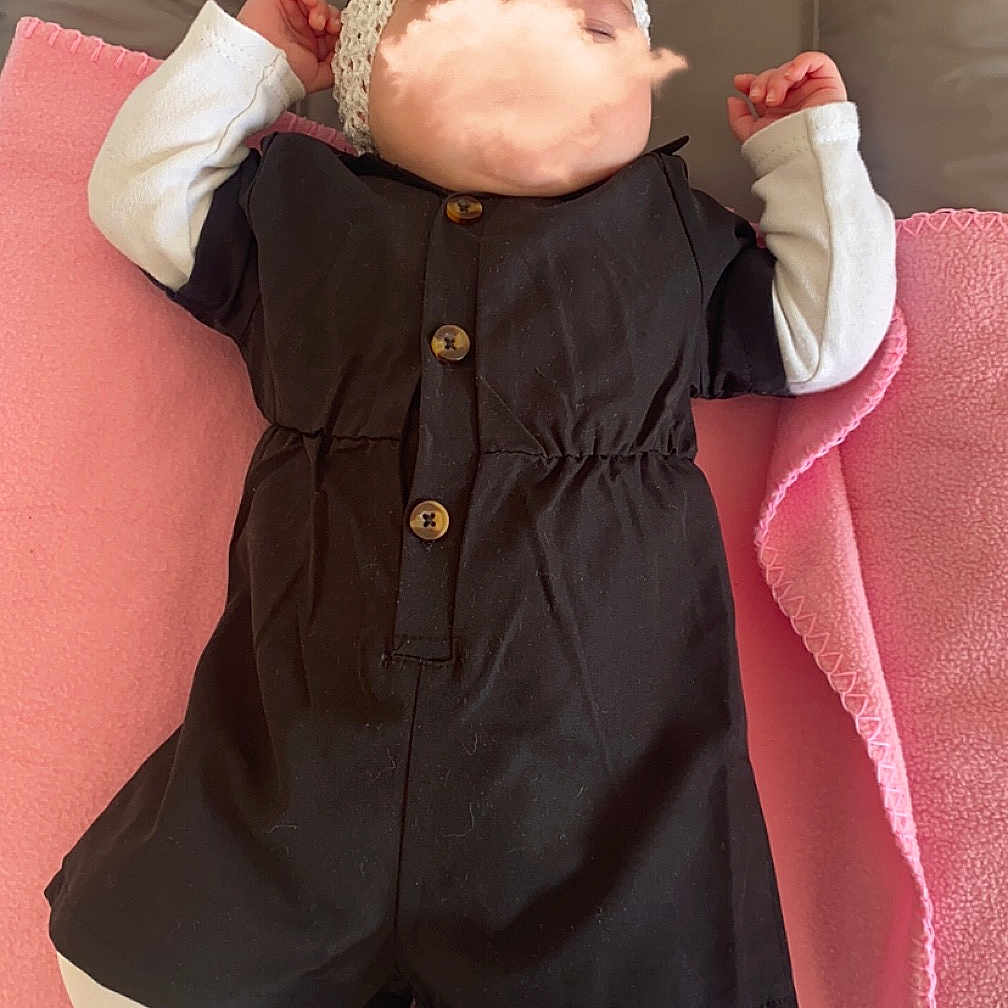 Emna a rejoint le concours — aidez-le/la à gagner de superbes lots ! baby, baby_products, baby_sleeping, baby_toddler_clothing, child, collar, comfort, costume, fashion_accessory, fur, human_leg, linens, magenta, outerwear, pattern, pink, sleeve, sock, thigh, toddler