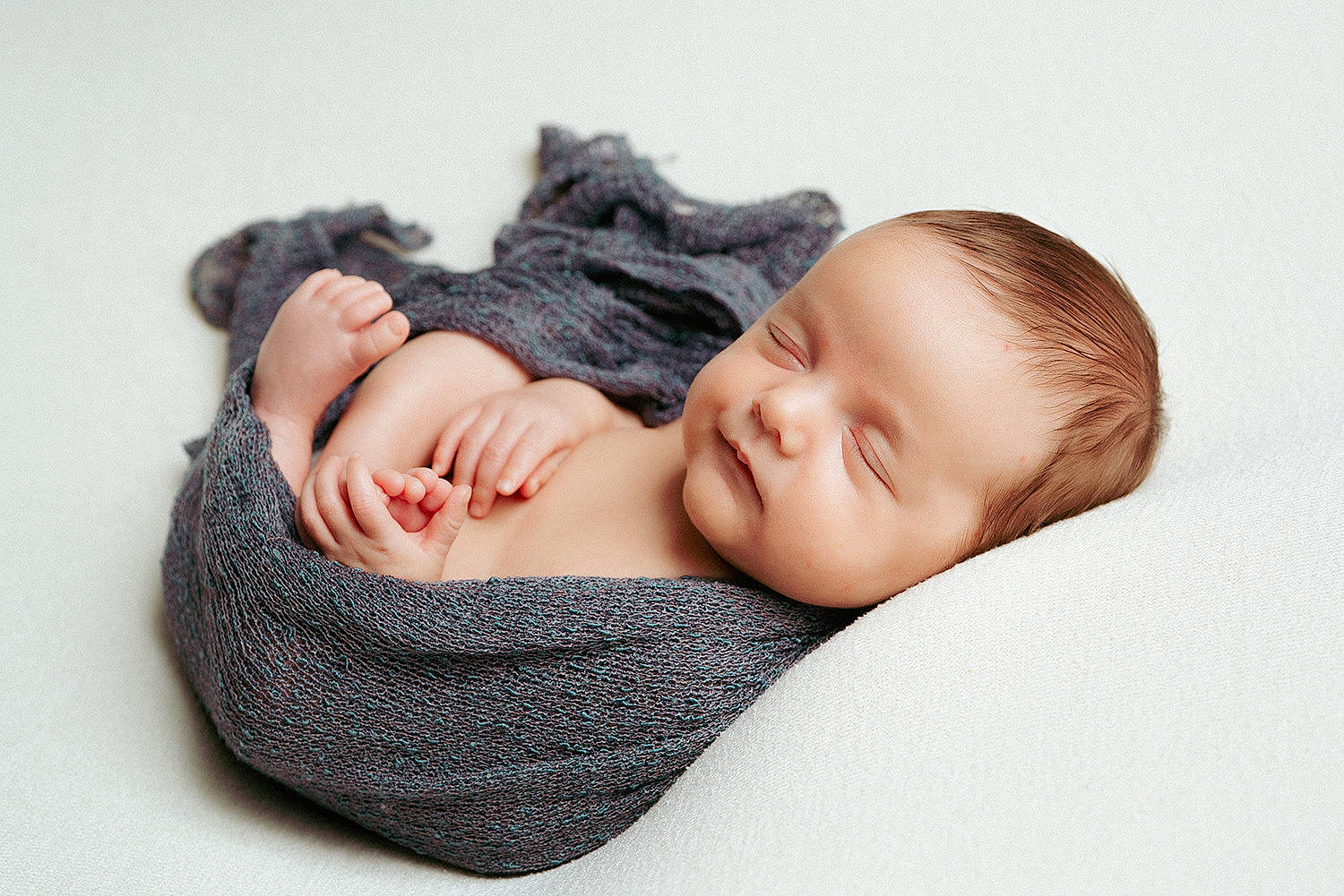 Lisandro participe au concours pour gagner de l'argent avec cette photo : baby, baby_sleeping, baby_toddler_clothing, cap, cheek, child, collar, comfort, eyelash, fashion_accessory, flash_photography, happy, linens, lip, neck, pattern, person, sitting, skin, sleeve