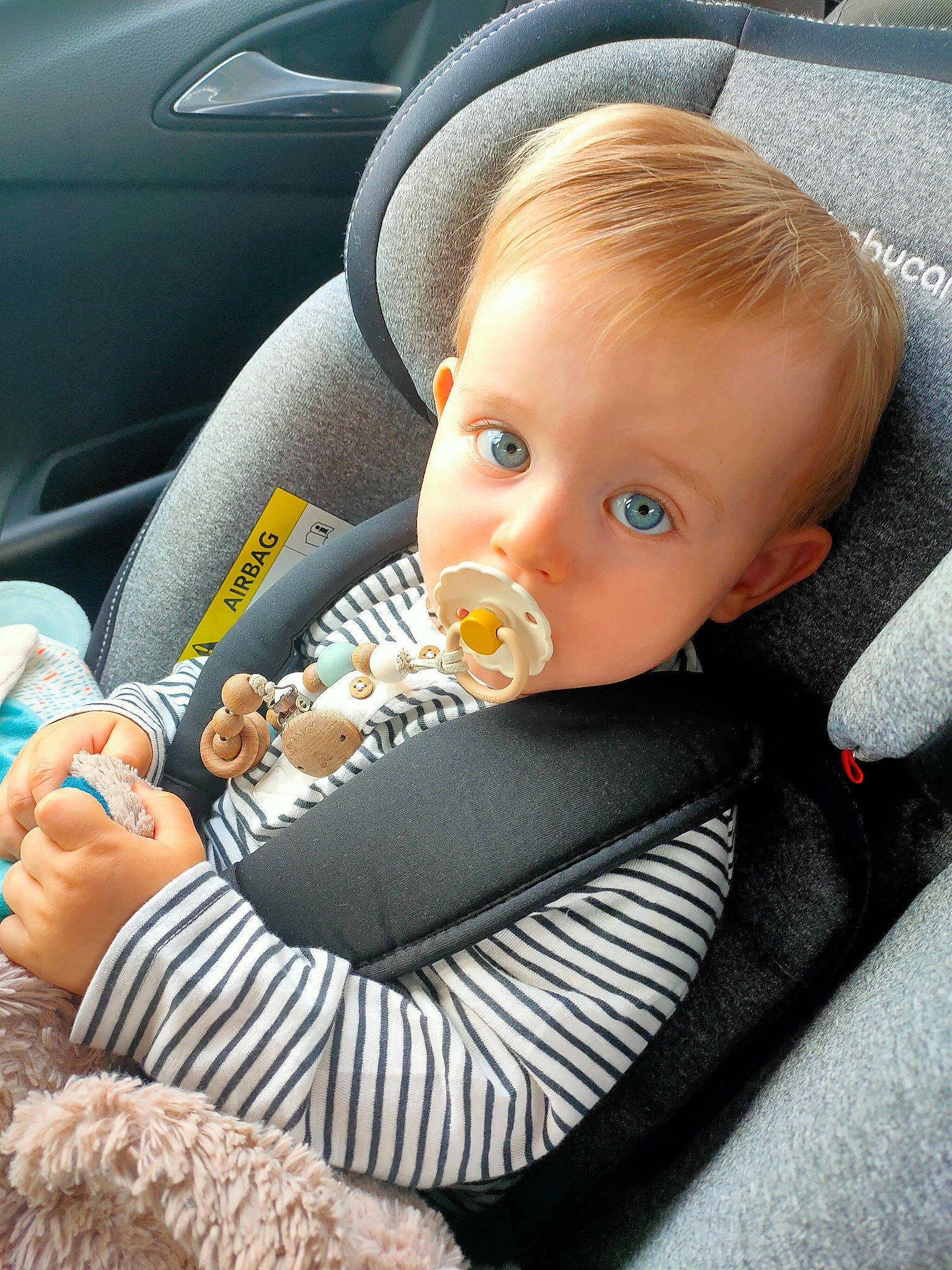 Pierre participe au concours pour gagner de l'argent avec cette photo : auto_part, automotive_design, baby, baby_carriage, baby_in_car_seat, baby_products, baby_toddler_clothing, car, car_seat, car_seat_cover, child, comfort, hat, motor_vehicle, person, skin, steering_part, steering_wheel, toddler, vehicle_door