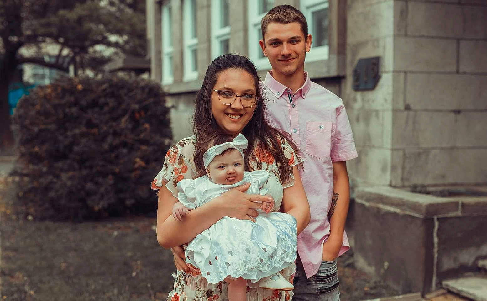 Lauralie participe au concours pour gagner de l'argent avec cette photo : event, eye, face, facial_expression, fashion, flash_photography, fun, gesture, grass, hairstyle, happy, headwear, interaction, iris, joy, leisure, people_in_nature, person, pink, skin
