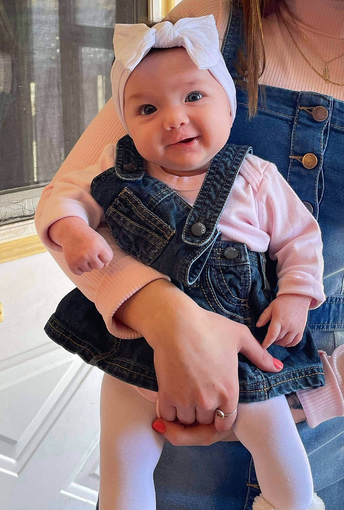 Lauralie a rejoint le concours — aidez-le/la à gagner de superbes lots ! baby, baby_toddler_clothing, black, collar, dress, finger, hand, human_body, joint, leg, neck, organ, person, photograph, pink, skin, sleeve, thigh, toddler, waist