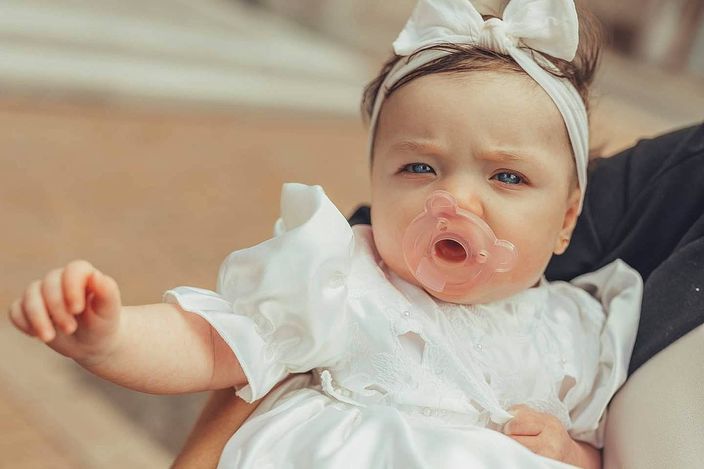 Lauralie participe au concours pour gagner de l'argent avec cette photo : baby, baby_toddler_clothing, cheek, child, ear, event, fashion_accessory, flash_photography, fun, gesture, happy, headband, headpiece, iris, jewellery, person, skin, sleeve, smile, toddler
