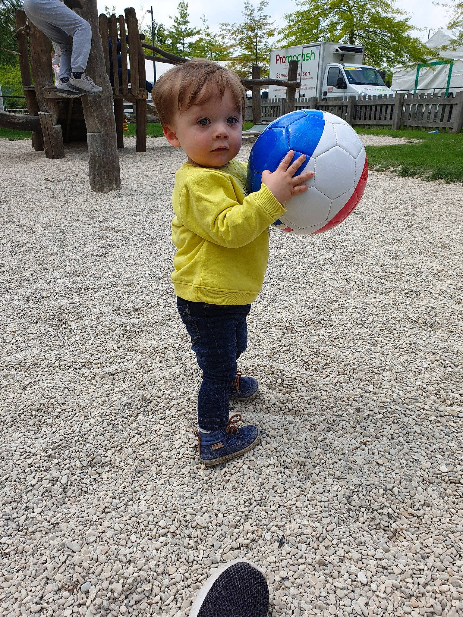 Antoine participe au concours pour gagner de l'argent avec cette photo : ball, child, city, fun, human_settlement, outdoor_play_equipment, person, play, playground, public_space, recreation, toddler, vacation