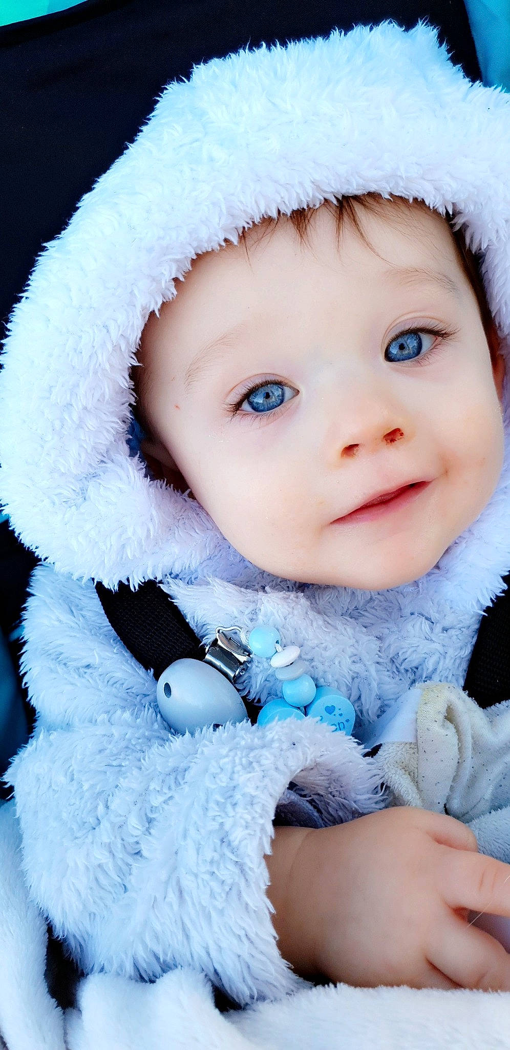 Antoine a rejoint le concours — aidez-le/la à gagner de superbes lots ! blue, boy, cheek, child, doll, eye, face, freezing, fur, girl, head, human_hair_color, infant, iris, nose, person, skin, smile, textile, toddler