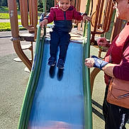 Moïse a rejoint le concours — aidez-le/la à gagner de superbes lots ! accessories, bag, boy, child, clothing, footwear, glasses, handbag, hat, jeans, male, outdoorplayarea, outdoors, pants, person, playarea, shoe, slide, sliding, toy