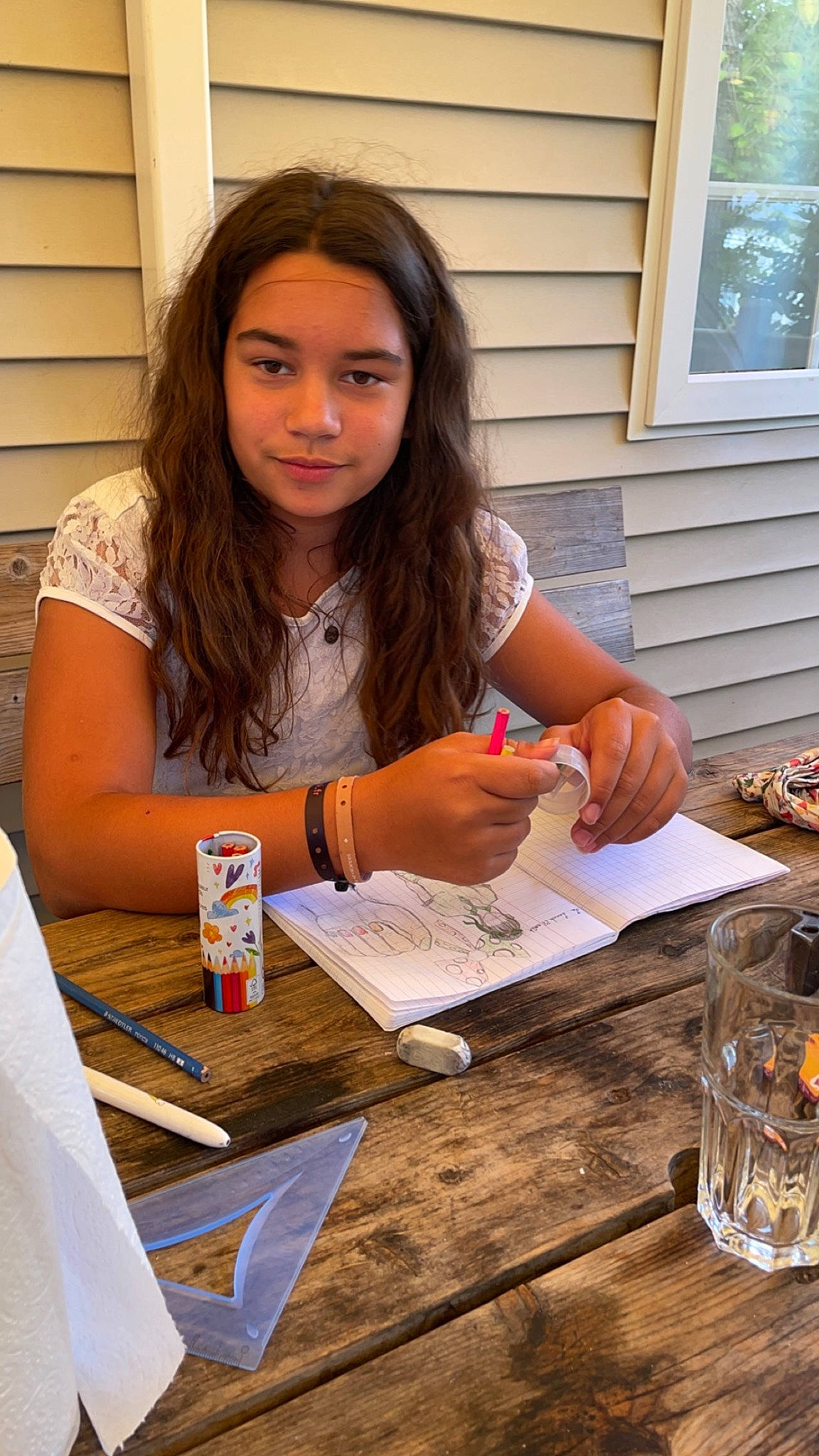 Nola a rejoint le concours — aidez-le/la à gagner de superbes lots ! child, event, eyewear, fashion_design, fun, human, joy, nail, office_equipment, office_supplies, pen, person, recreation, sitting, t_shirt, table, tableware, window, wood, writing