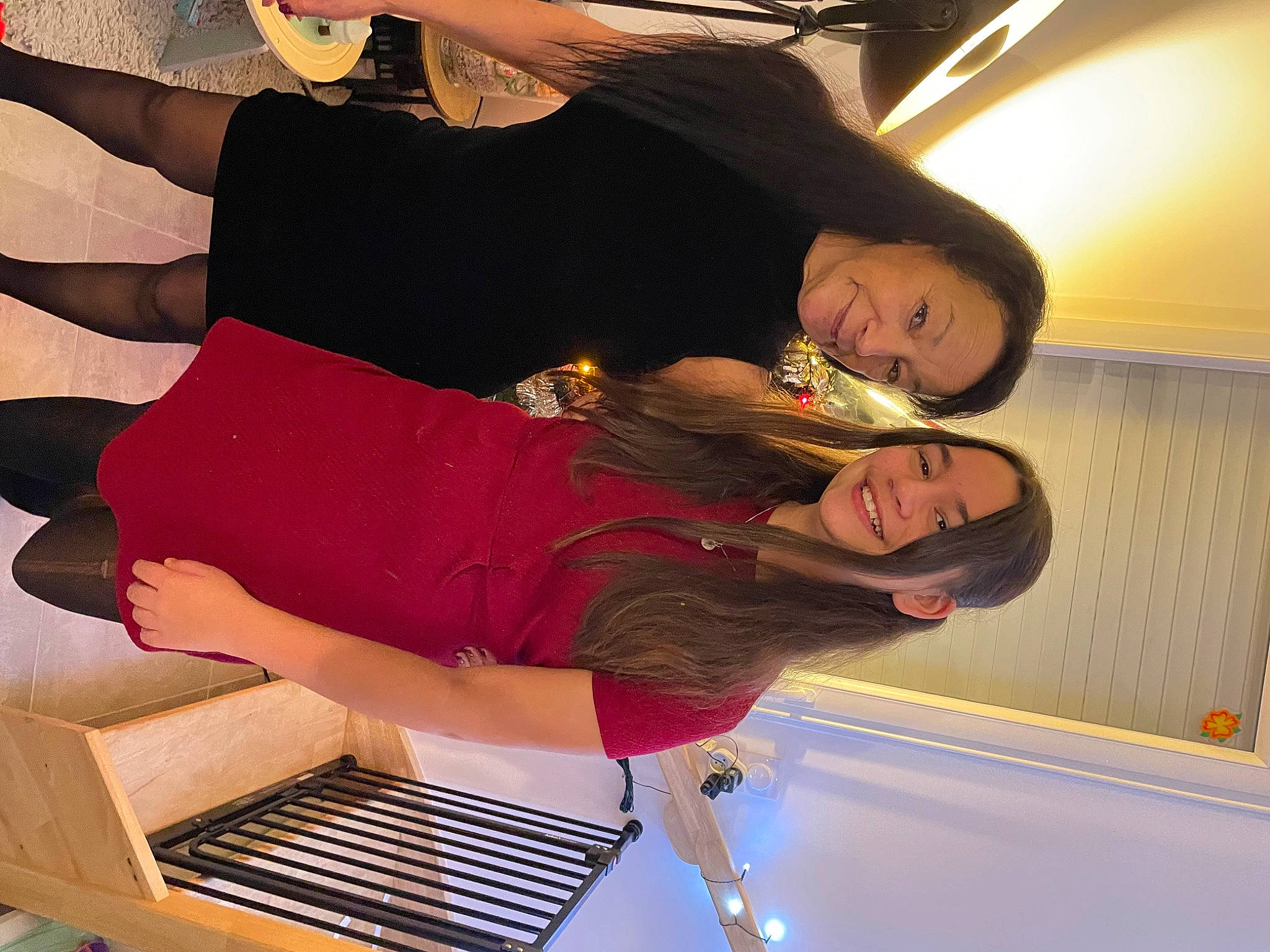 Nola a rejoint le concours — aidez-le/la à gagner de superbes lots ! abdomen, beauty, comfort, elbow, event, foot, fun, gesture, happy, human_leg, joint, joy, knee, leg, leisure, person, room, sitting, smile, thigh