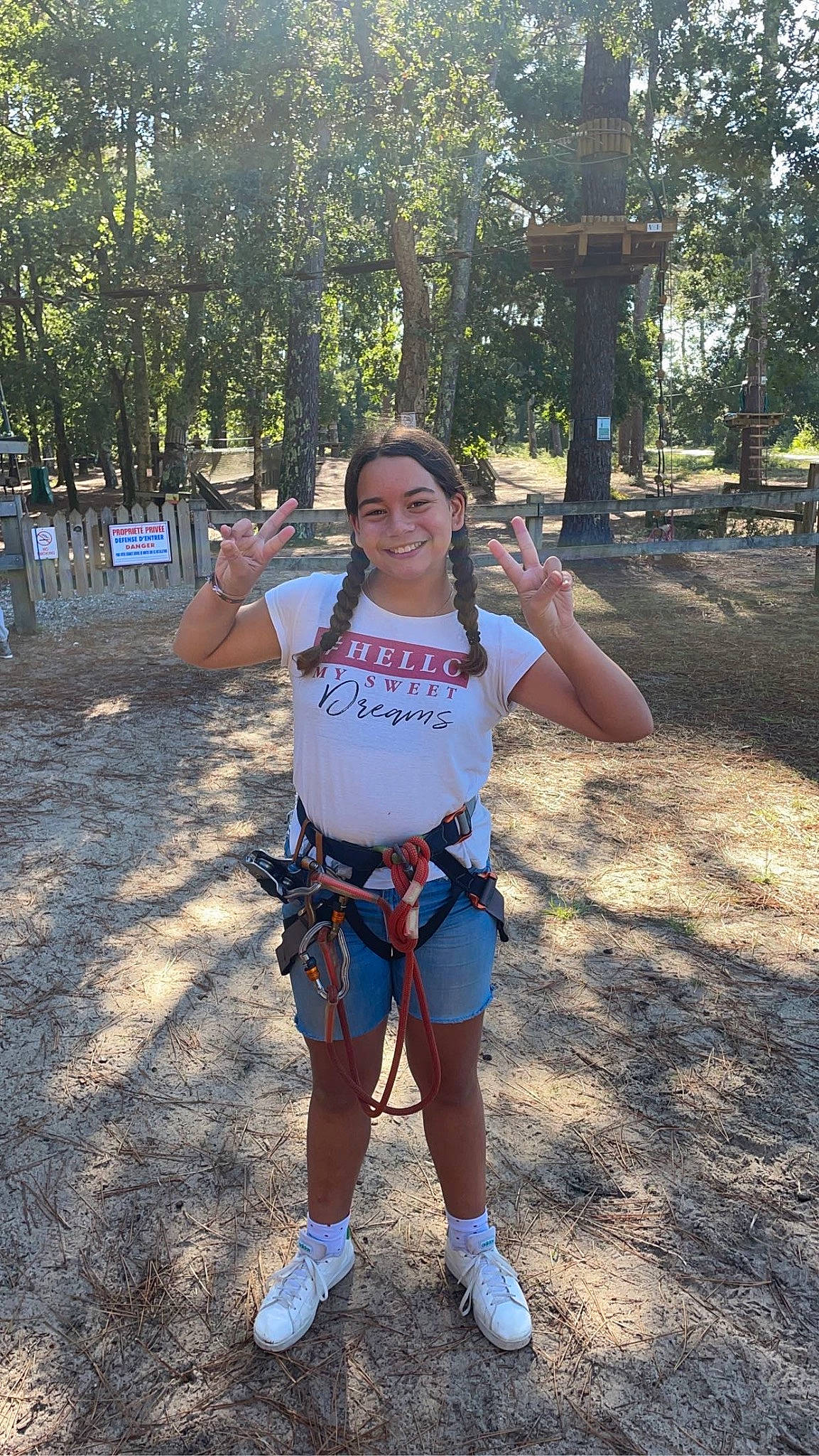 Nola a rejoint le concours — aidez-le/la à gagner de superbes lots ! competition_event, electric_blue, eyewear, fun, grass, happy, human_leg, joy, landscape, leisure, person, plant, recreation, shorts, smile, soil, sportswear, t_shirt, thigh, tree