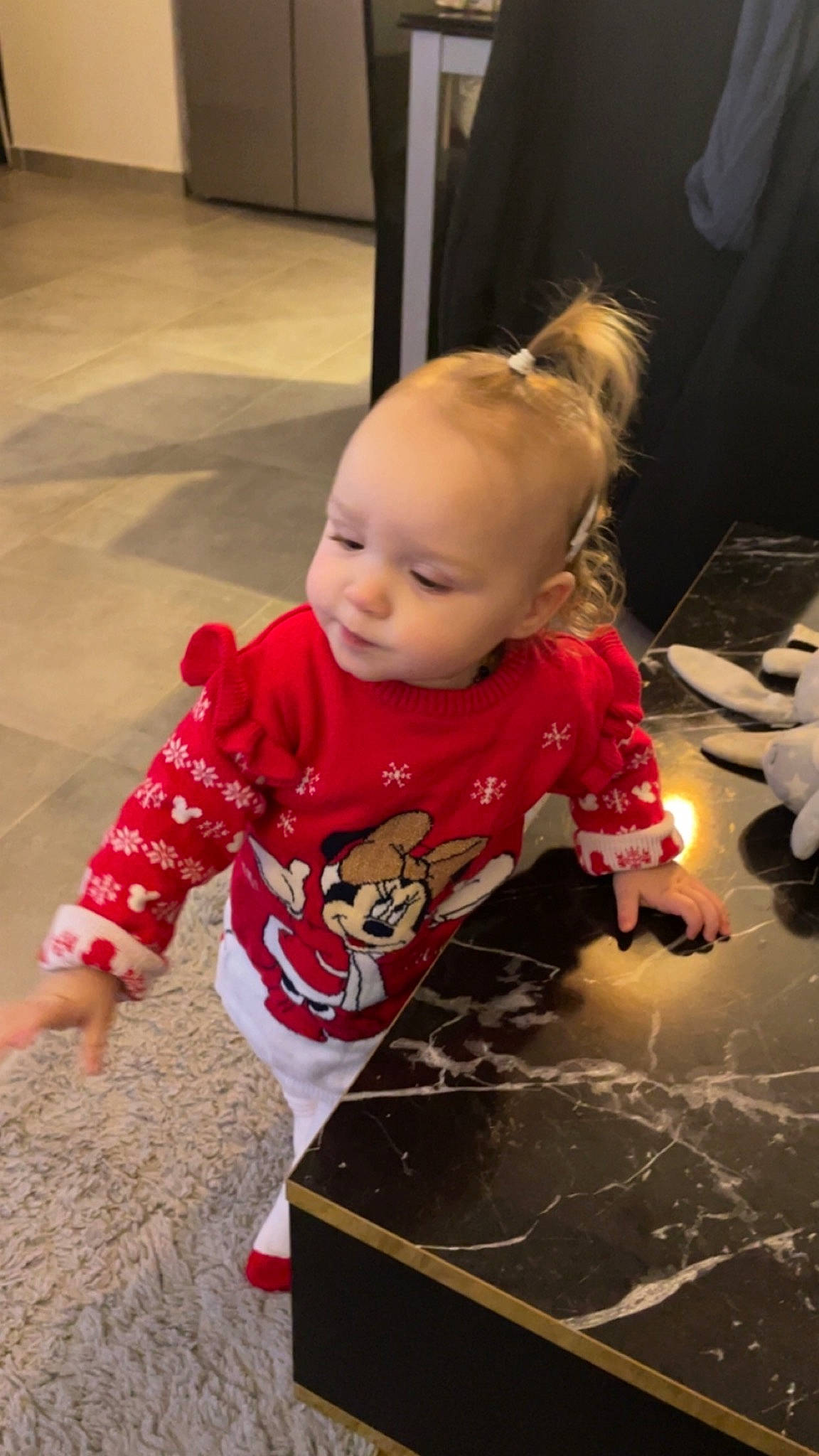 Seyna participe au concours pour gagner de l'argent avec cette photo : art, baby, baby_toddler_clothing, child, event, floor, flooring, fun, hardwood, person, play, sitting, sleeve, smile, t_shirt, toddler, wood