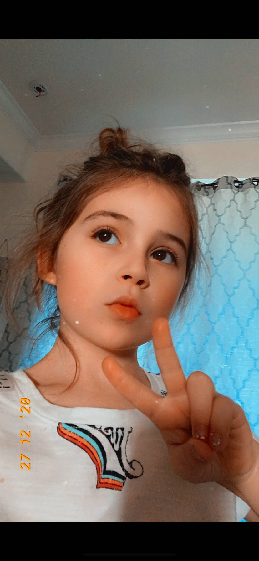 Kinleigh is registered to the contest to win money with this photo: beauty, brown_hair, cheek, cosmetics, eyebrow, eyelash, finger, forehead, hair_coloring, hairstyle, jewellery, lip, mesh, nail, person, portrait_photography, selfie, skin, throat