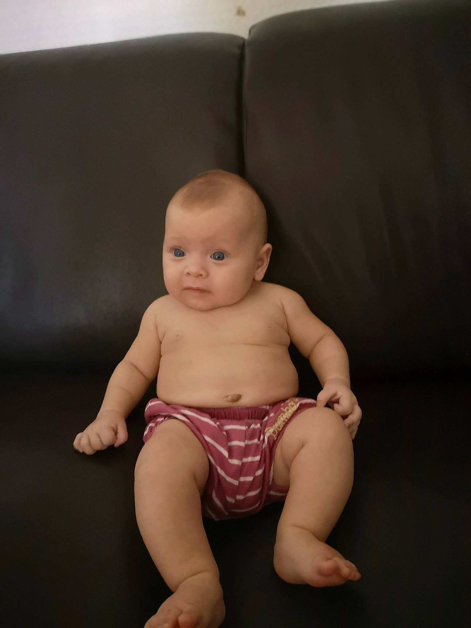 Myla a rejoint le concours — aidez-le/la à gagner de superbes lots ! abdomen, arm, baby, barefoot, cheek, chest, elbow, eye, flooring, foot, human_body, knee, neck, person, skin, stomach, thigh, thumb, toddler, trunk