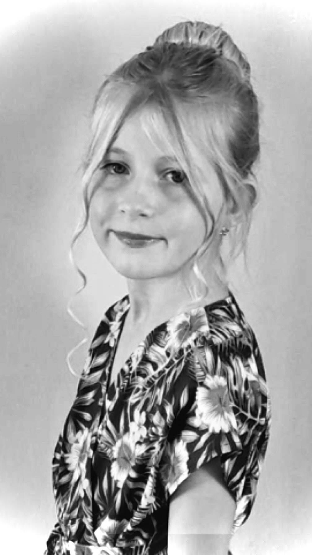 Manavaï participe au concours pour gagner de l'argent avec cette photo : art, bangs, black_and_white, chin, eye, eyebrow, eyelash, fashion_design, flash_photography, fun, gesture, hair, happy, iris, jaw, joy, lip, monochrome, monochrome_photography, person