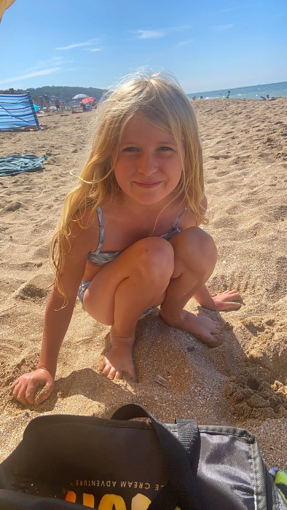 Manavaï participe au concours pour gagner de l'argent avec cette photo : beach, blond, face, fun, hair, happy, human_body, human_leg, joy, leg, leisure, nature, people_in_nature, people_on_beach, person, sky, smile, sunlight, swimwear, thigh