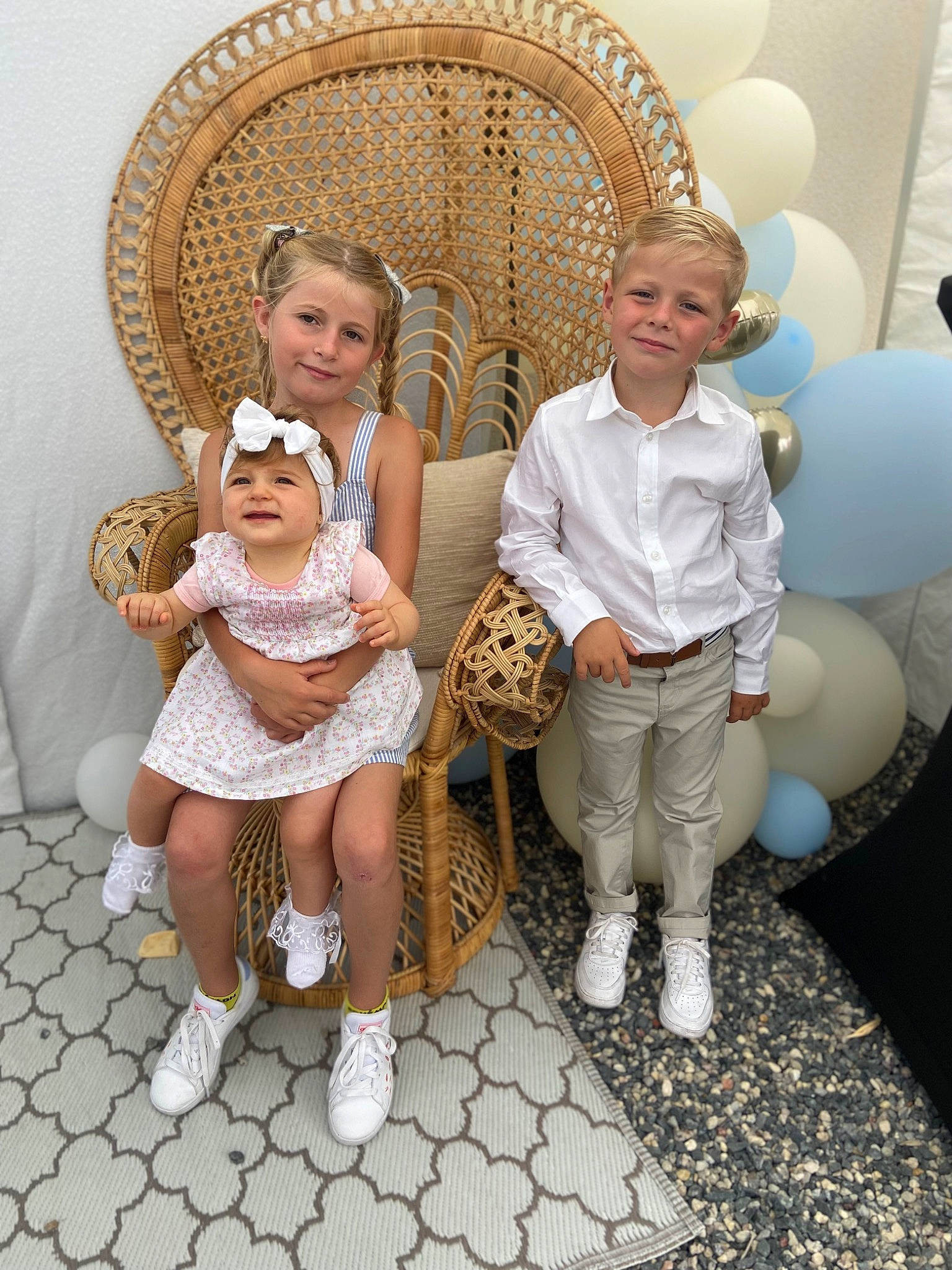 Manavaï a rejoint le concours — aidez-le/la à gagner de superbes lots ! balloon, chair, child, comfort, couch, event, fashion, fashion_accessory, fashion_design, flooring, formal_wear, fun, happy, hat, headwear, joy, leisure, person, sitting, skin