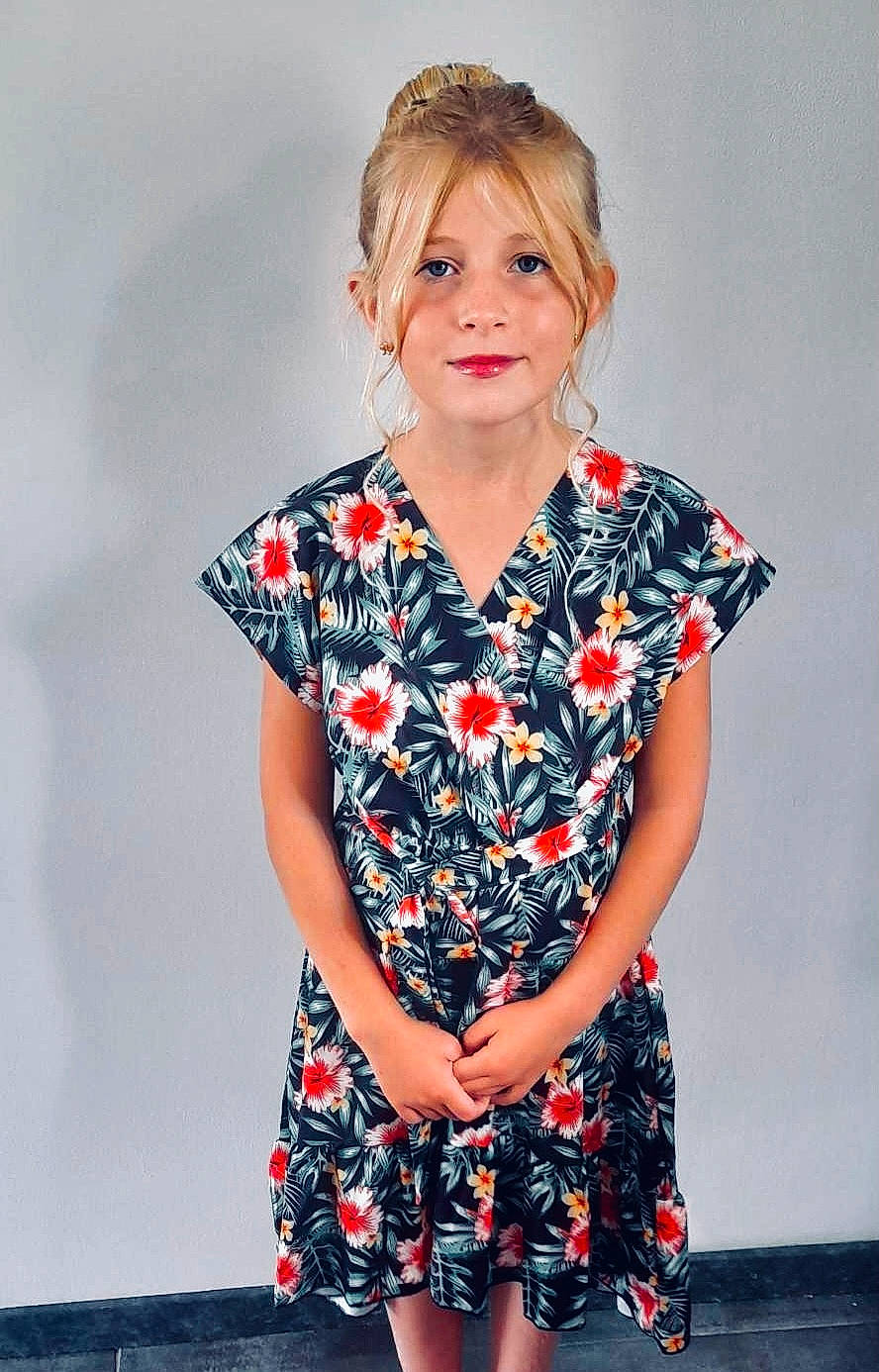 Manavaï a rejoint le concours — aidez-le/la à gagner de superbes lots ! brown_hair, cocktail_dress, collar, day_dress, dress, dress_shirt, electric_blue, event, fashion_accessory, fashion_design, fashion_model, flash_photography, formal_wear, hair, jewellery, neck, one_piece_garment, pattern, person, sleeve