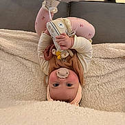 Ambre participe au concours pour gagner de l'argent avec cette photo : baby, baby_shoes, bib, blanket, couch, cozy, cute, foot, hand, headband, infant, leggings, lying_down, pacifier, plush_toy, portrait, shoe, sneaker, socks, soft_fabric