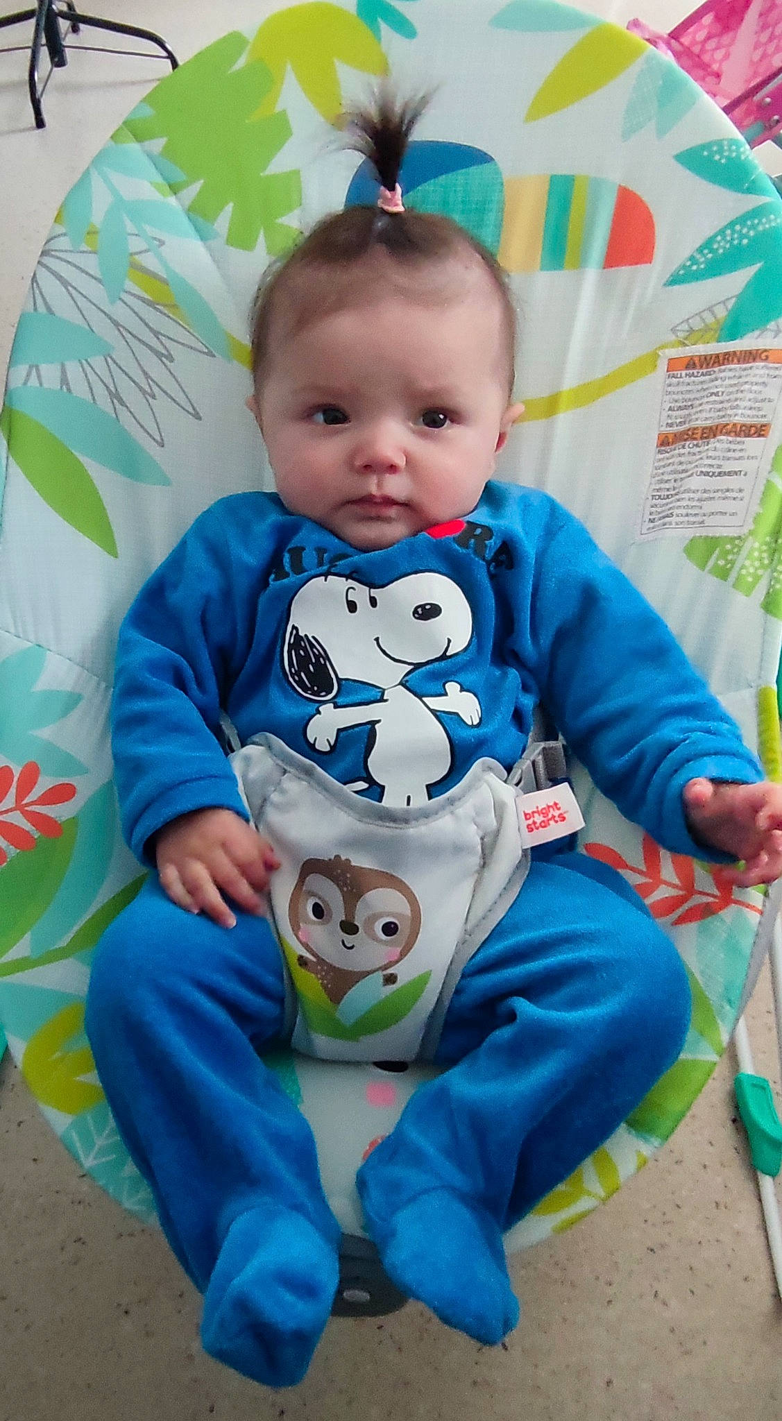 Yumi a rejoint le concours — aidez-le/la à gagner de superbes lots ! azure, baby, baby_toddler_clothing, cheek, child, facial_expression, fun, grass, green, happy, mammal, organ, outerwear, person, pink, sitting, sleeve, t_shirt, textile, toddler