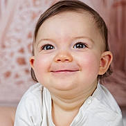 Ylann participe au concours pour gagner de l'argent avec cette photo : baby, background, child, closeup, cute, expression, eyes, face, hair, happy, head, indoor, infant, person, portrait, skin, smiling, soft_lighting, white_clothing, young