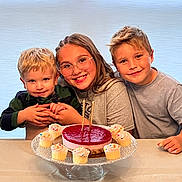 Samuel a rejoint le concours — aidez-le/la à gagner de superbes lots ! children, smiling, birthday_cake, cupcakes, table, glasses, portrait, family, siblings, indoor, happy, hands, blond_hair, gray_shirt, green_shirt, dessert, candles, cake_stand, celebration, center_composition