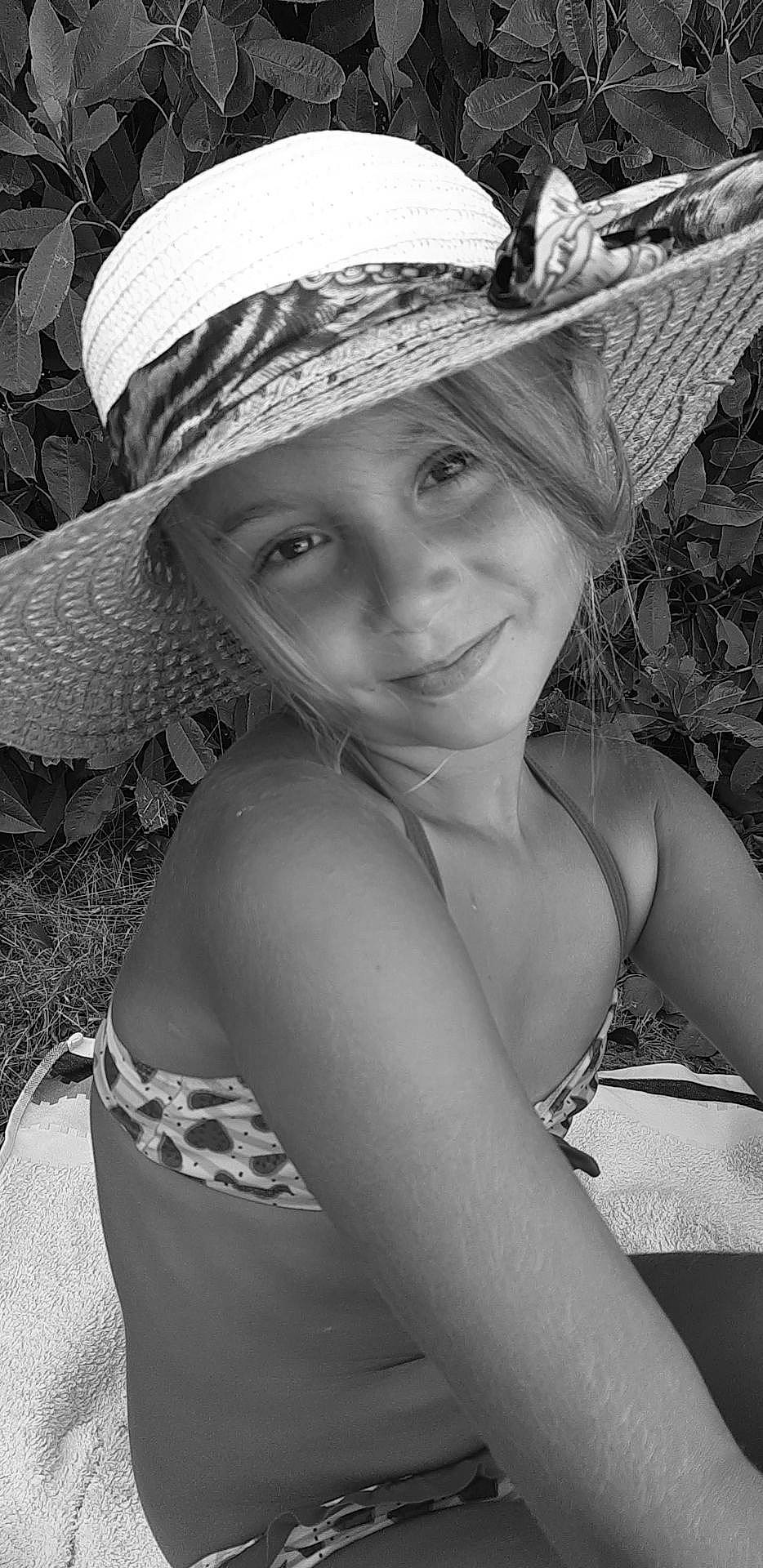 Presly participe au concours pour gagner de l'argent avec cette photo : beauty, black_and_white, child, eye, fashion_accessory, hat, headgear, headwear, joy, lip, monochrome, monochrome_photography, person, photo_shoot, photograph, photography, portrait, portrait_photography, smile, style