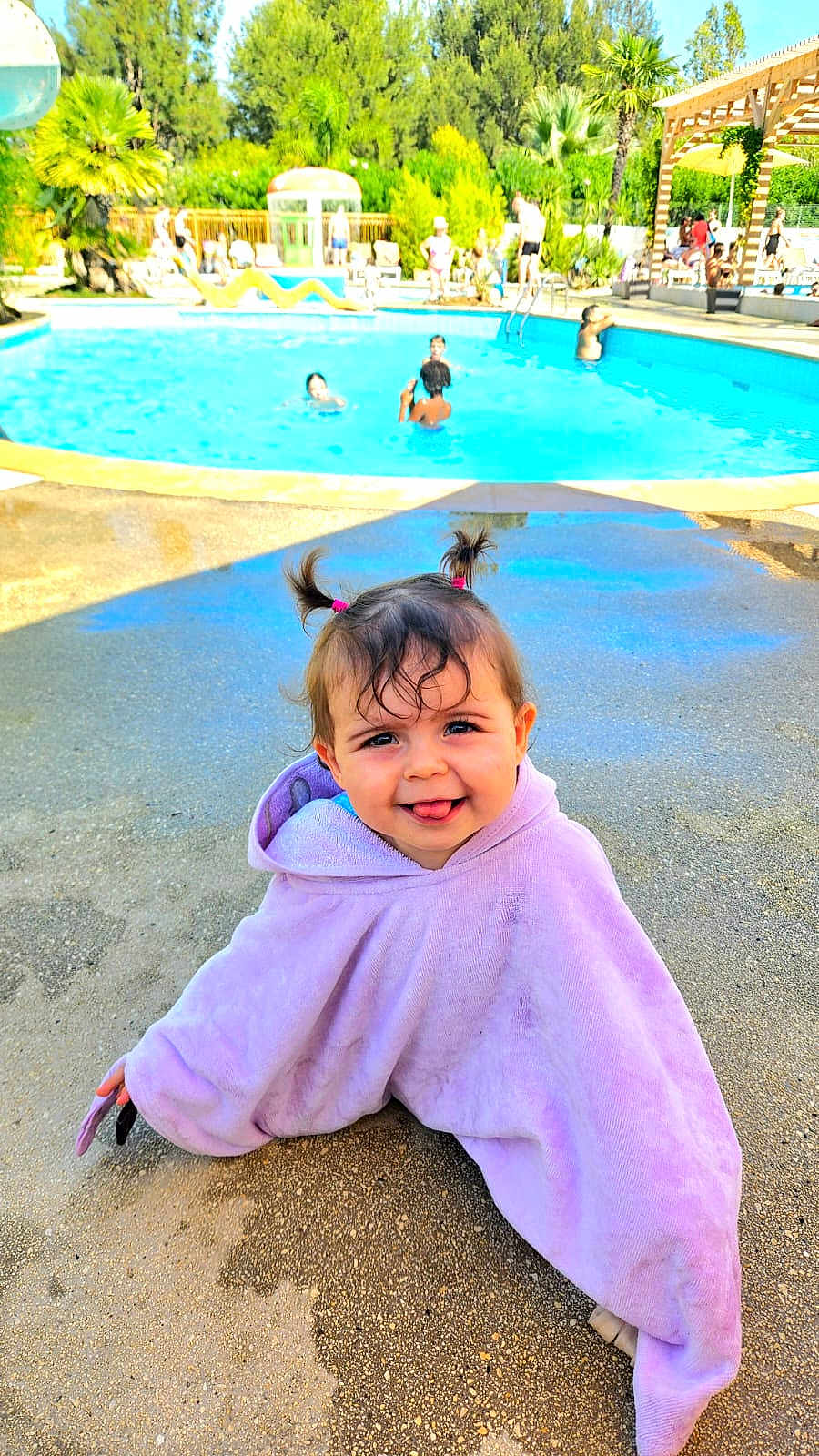 Ombelyne a rejoint le concours — aidez-le/la à gagner de superbes lots ! toddler, child, poolside, swimming_pool, towel, pigtails, playful, tongue_out, outdoor, sunny, water, people, summer, fun, happy, cute, daylight, recreation, family, vacation