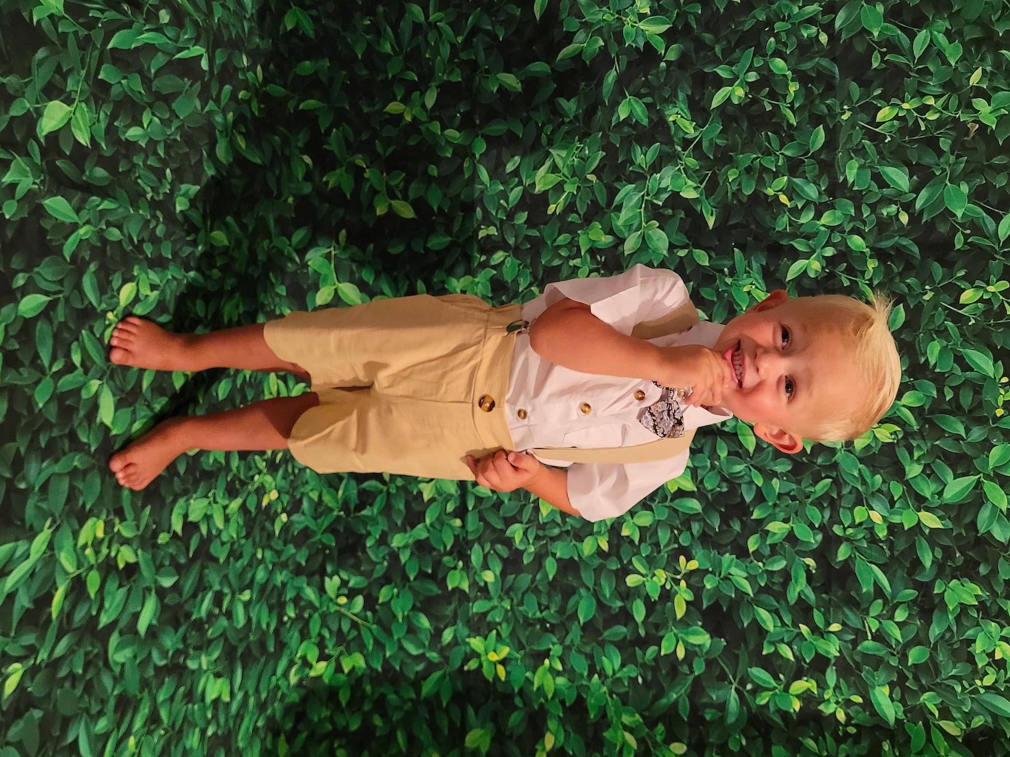 Mylann a rejoint le concours — aidez-le/la à gagner de superbes lots ! baby_toddler_clothing, fun, garden, grass, grass_family, groundcover, happy, joy, leisure, people_in_nature, person, plant, shrub, toddler