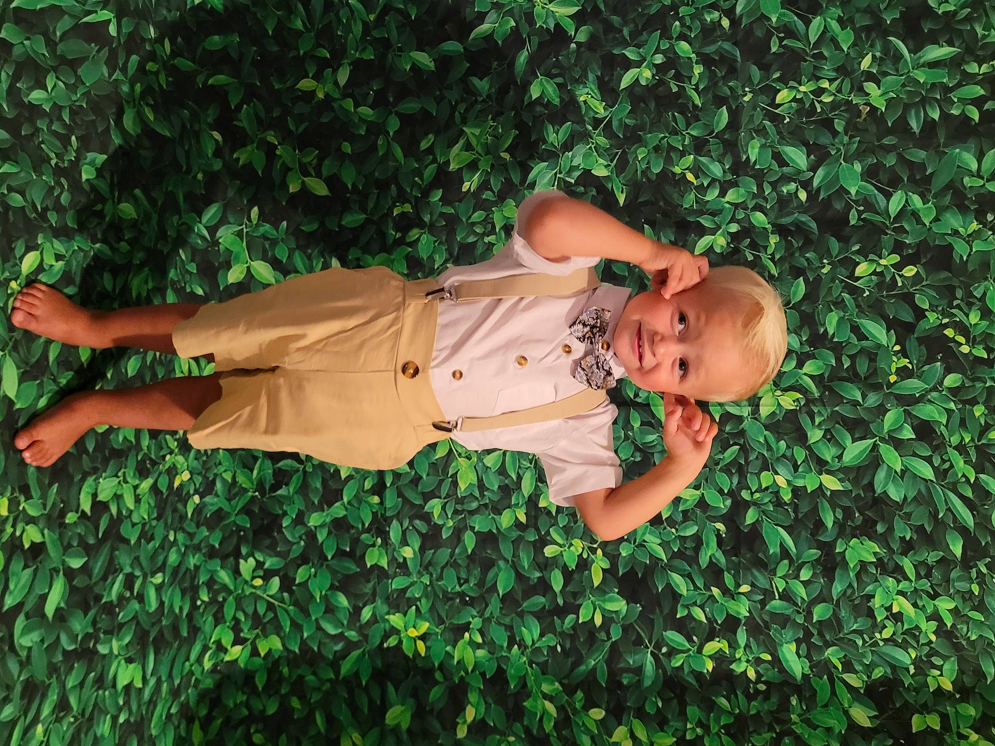 Mylann a rejoint le concours — aidez-le/la à gagner de superbes lots ! child, elbow, fun, garden, grass, grass_family, groundcover, happy, human_leg, joy, lawn, leisure, people_in_nature, person, plant, shrub, t_shirt, thigh, toddler, vertebrate