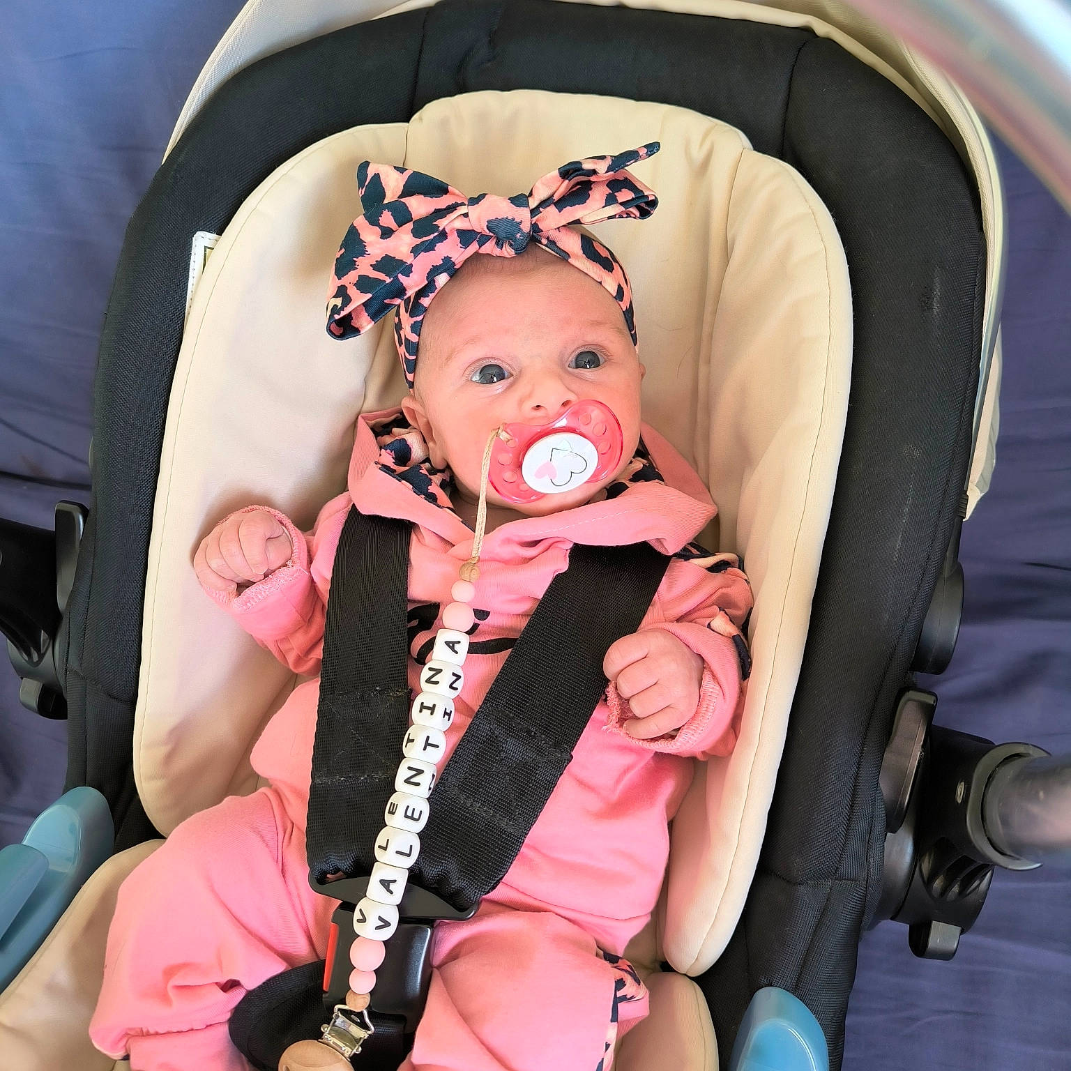 Valentina a rejoint le concours — aidez-le/la à gagner de superbes lots ! auto_part, baby, baby_carriage, baby_products, baby_toddler_clothing, car_seat, car_seat_cover, child, comfort, fashion_accessory, fun, happy, head, lap, motor_vehicle, person, pink, seat_belt, sitting, toddler