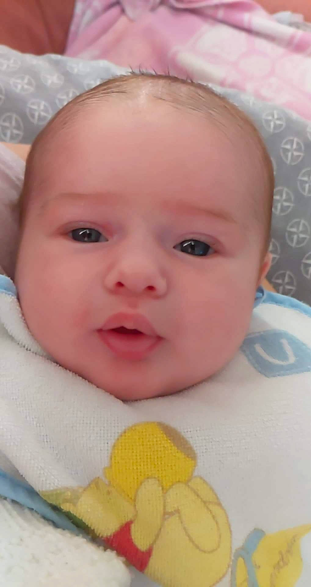 Héléna participe au concours pour gagner de l'argent avec cette photo : baby, baby_products, baby_toddler_clothing, cheek, child, chin, eye, eyebrow, eyelash, facial_expression, finger, gesture, hand, iris, lip, mouth, nail, nose, person, skin