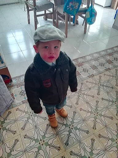 Matheo a rejoint le concours — aidez-le/la à gagner de superbes lots ! child, floor, flooring, headgear, headwear, outerwear, person, play, toddler