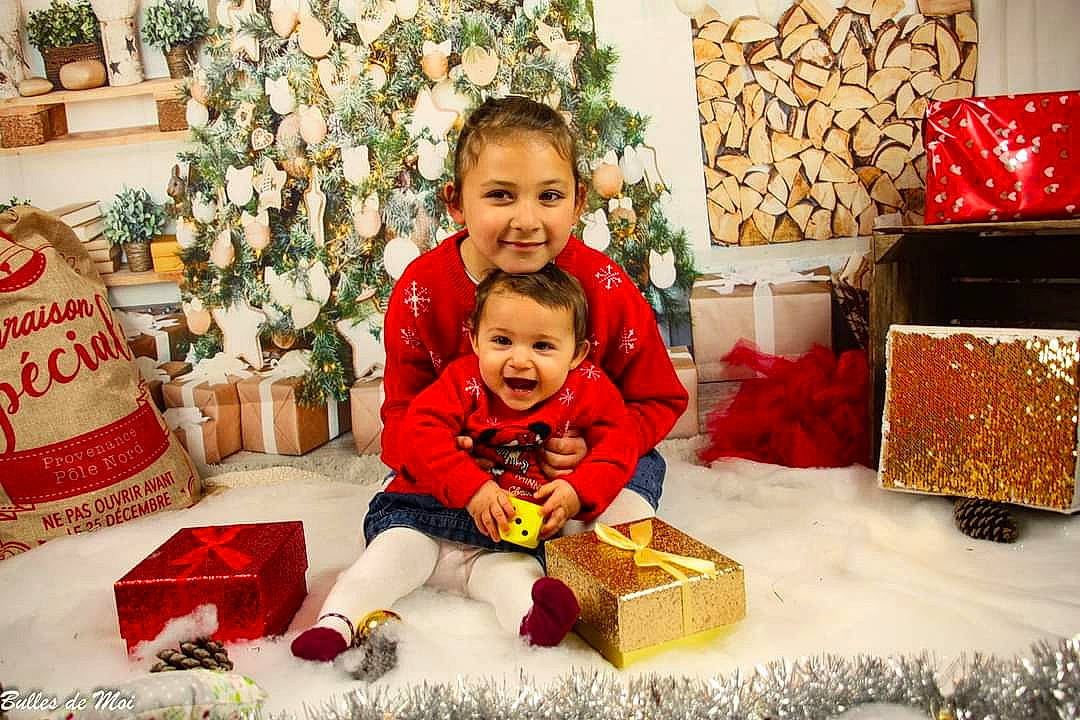 Mathilde participe au concours pour gagner de l'argent avec cette photo : child, christmas, christmas_decoration, christmas_ornament, christmas_tree, event, fun, happy, holiday, joy, mammal, ornament, people, person, photograph, red, smile, snapshot, textile, toddler