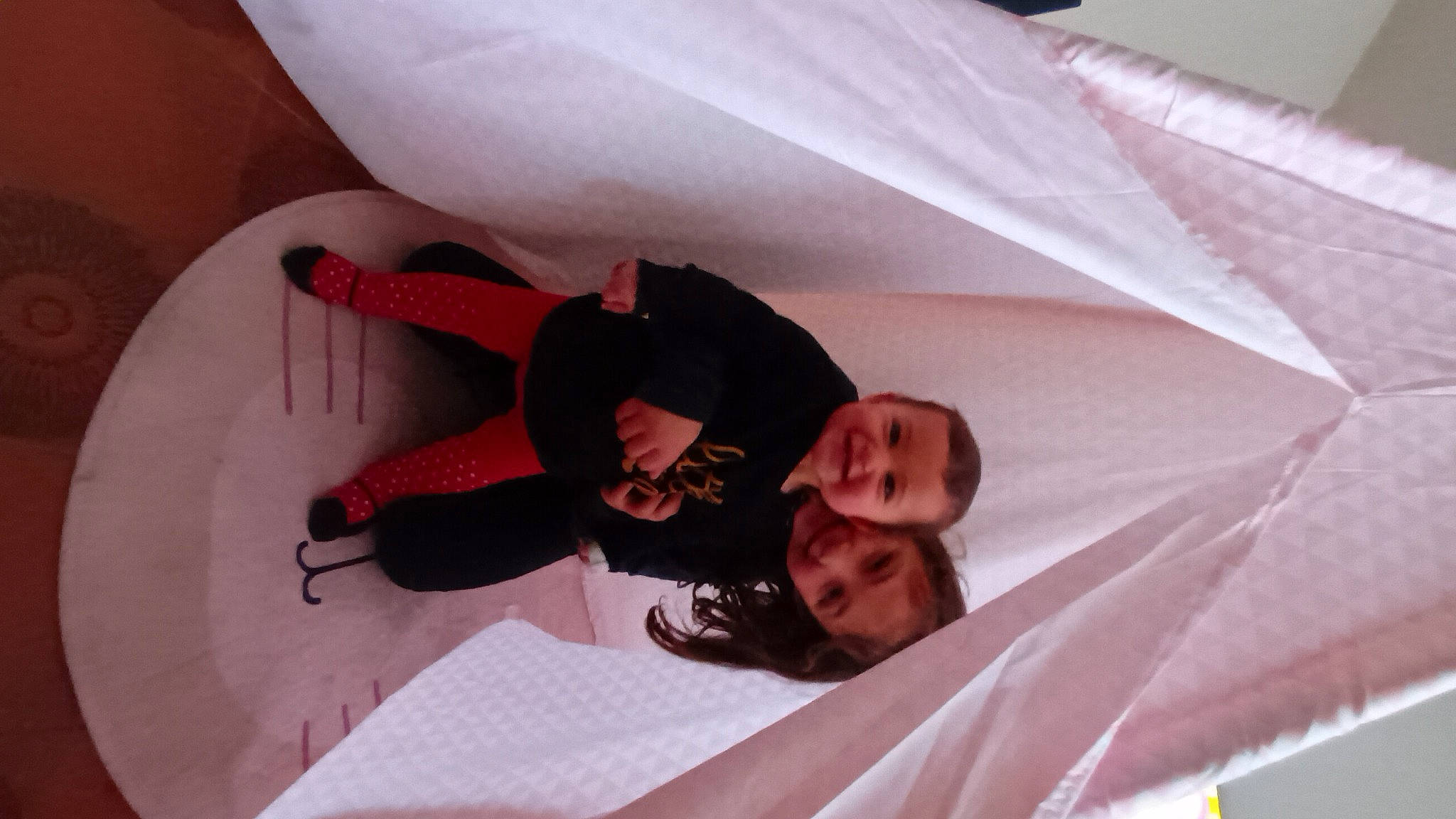 Mathilde participe au concours pour gagner de l'argent avec cette photo : baby, baby_products, bed, bed_sheet, bedding, bedroom, bedtime, carmine, child, comfort, event, flooring, fun, joy, knee, linens, nap, person, pink, room