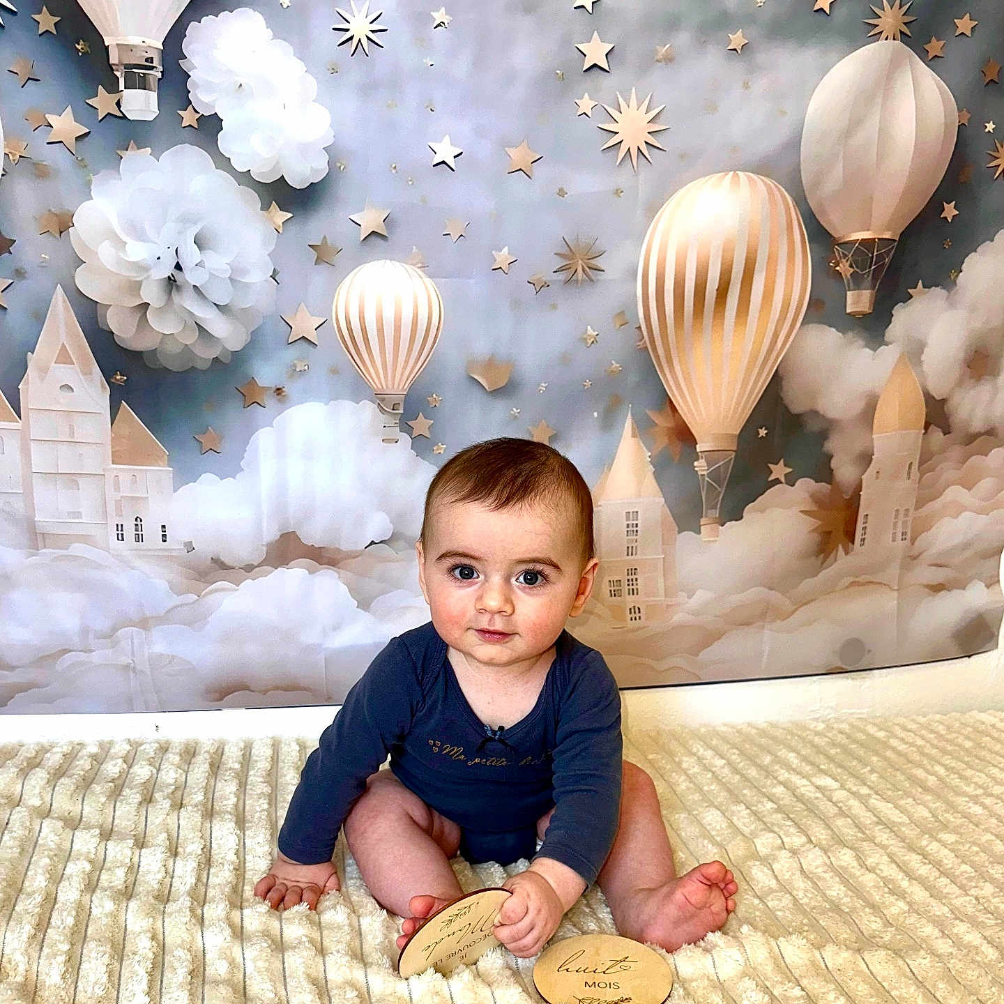 Ethan participe au concours pour gagner de l'argent avec cette photo : animal, architecture, baby, babycrawling, blonde, building, clothing, crawling, face, hair, head, indoors, interiordesign, invertebrate, museum, person, photography, portrait, sitting, sleeve