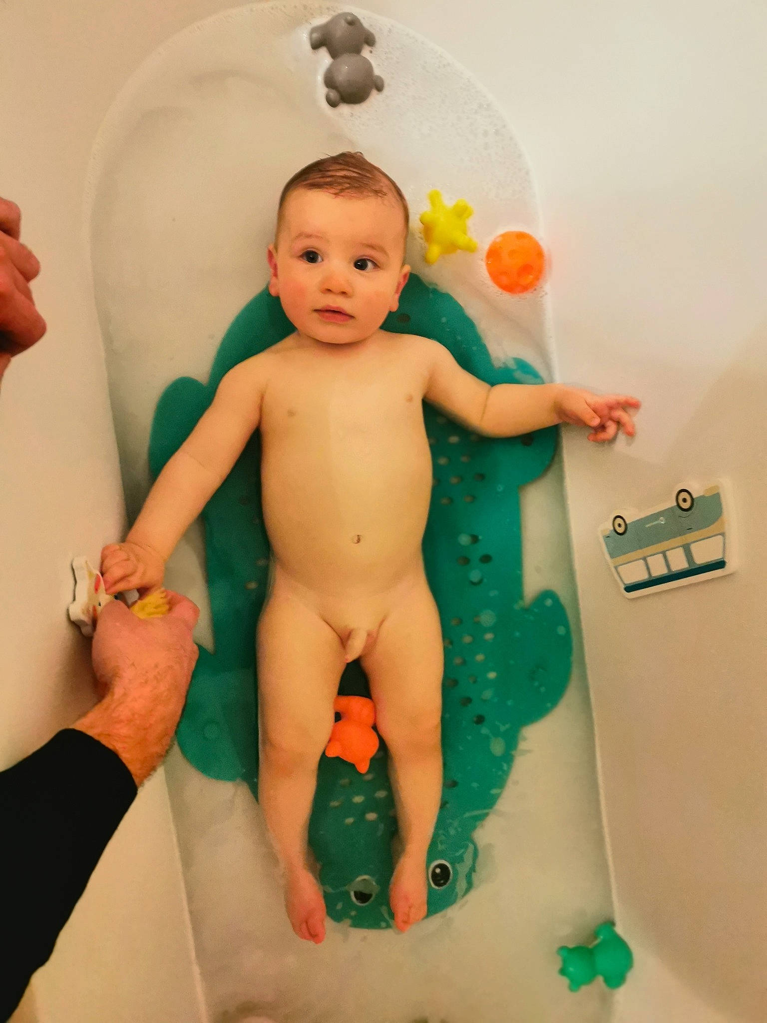 Auguste participe au concours pour gagner de l'argent avec cette photo : abdomen, baby, cheek, chest, chin, face, finger, gesture, happy, head, joint, leg, person, product, shoulder, skin, standing, stomach, thumb, trunk