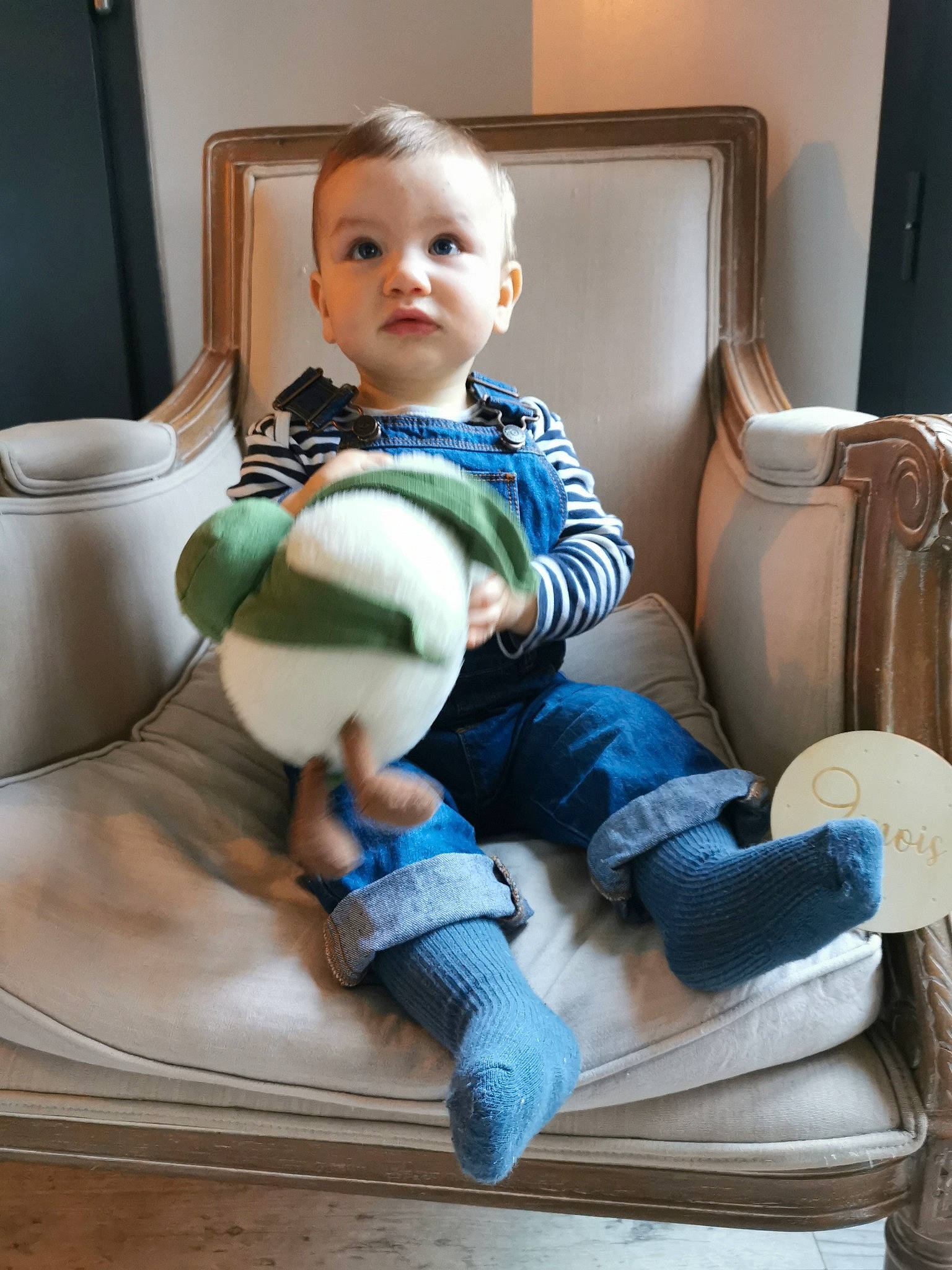 Auguste a rejoint le concours — aidez-le/la à gagner de superbes lots ! baby, baby_toddler_clothing, chair, child, comfort, floor, flooring, foot, fun, human_leg, joint, knee, leg, leisure, people, person, room, sitting, thigh, toddler