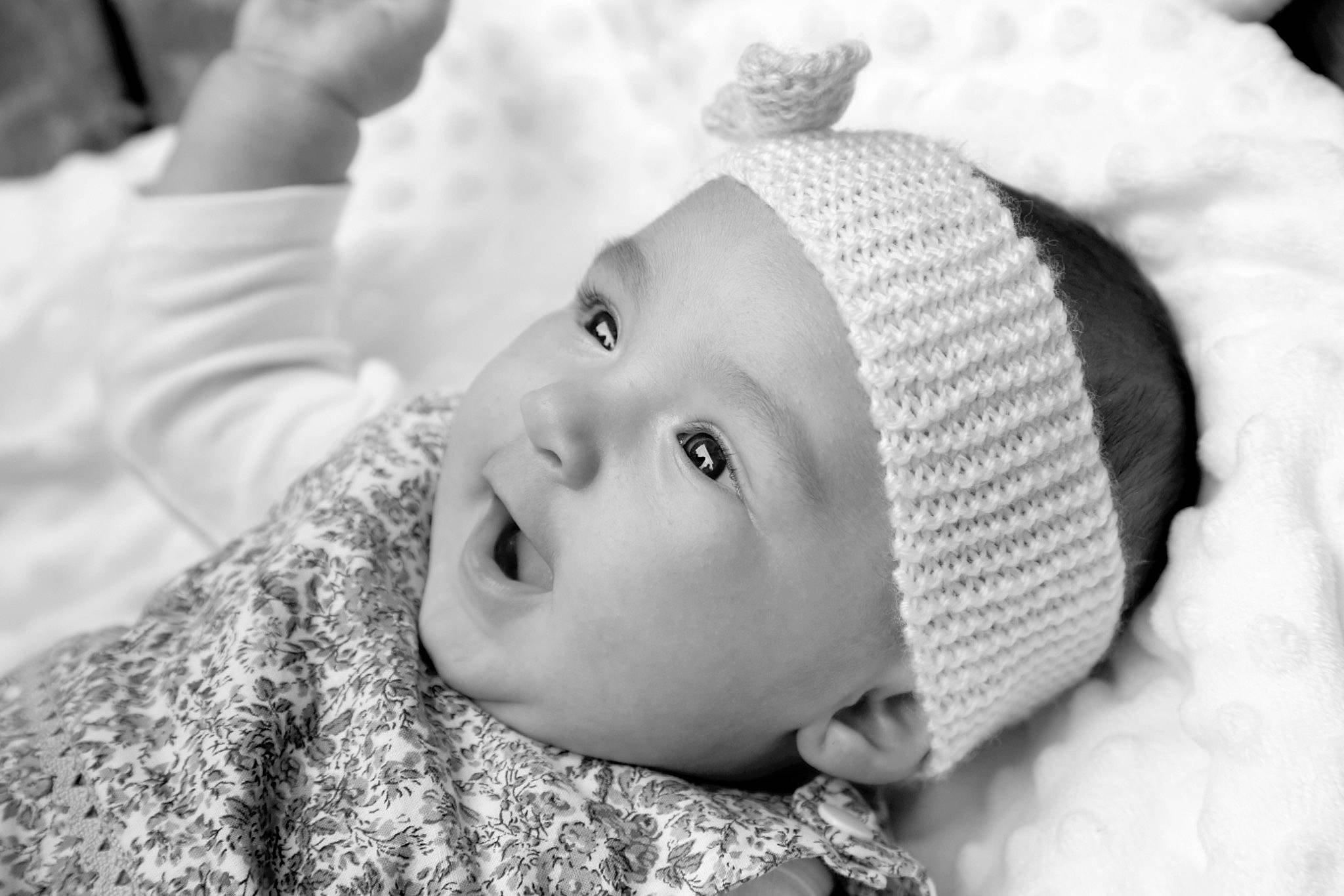 Keïla participe au concours pour gagner de l'argent avec cette photo : baby, black, cheek, child, eye, eyebrow, flash_photography, gesture, happy, headgear, headwear, iris, lip, monochrome, monochrome_photography, mouth, nose, person, skin, smile