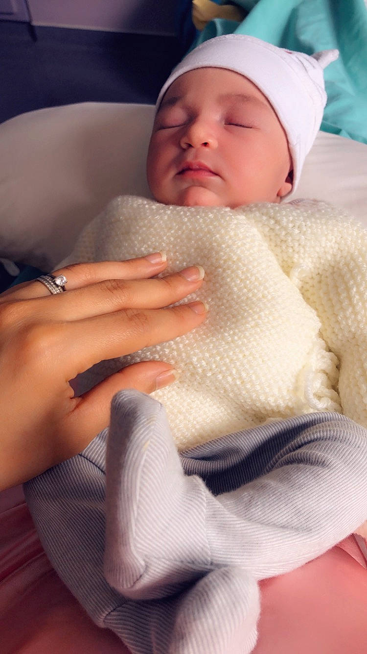 Keïla a rejoint le concours — aidez-le/la à gagner de superbes lots ! abdomen, baby, baby_sleeping, cheek, child, comfort, elbow, eyelash, finger, gesture, headwear, human_leg, knee, linens, nail, person, skin, thigh, thumb, toddler