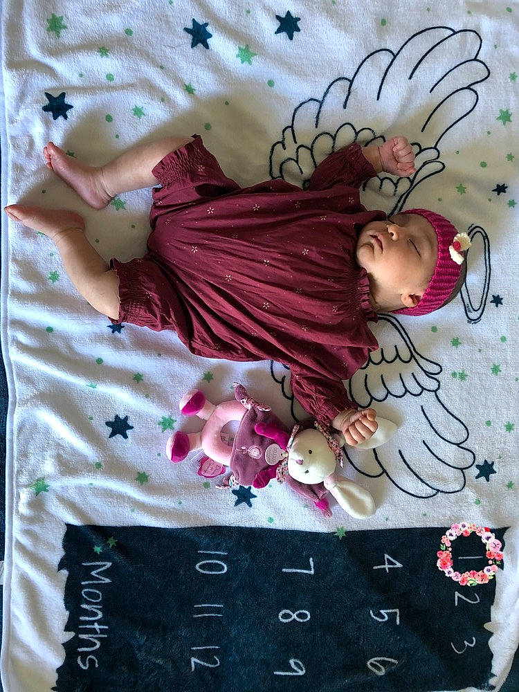 Keïla participe au concours pour gagner de l'argent avec cette photo : carmine, chest, communication_device, design, dress, eyelash, fashion_accessory, fashion_design, font, gadget, headwear, jewellery, magenta, pattern, person, petal, pink, portable_communications_device, purple, red