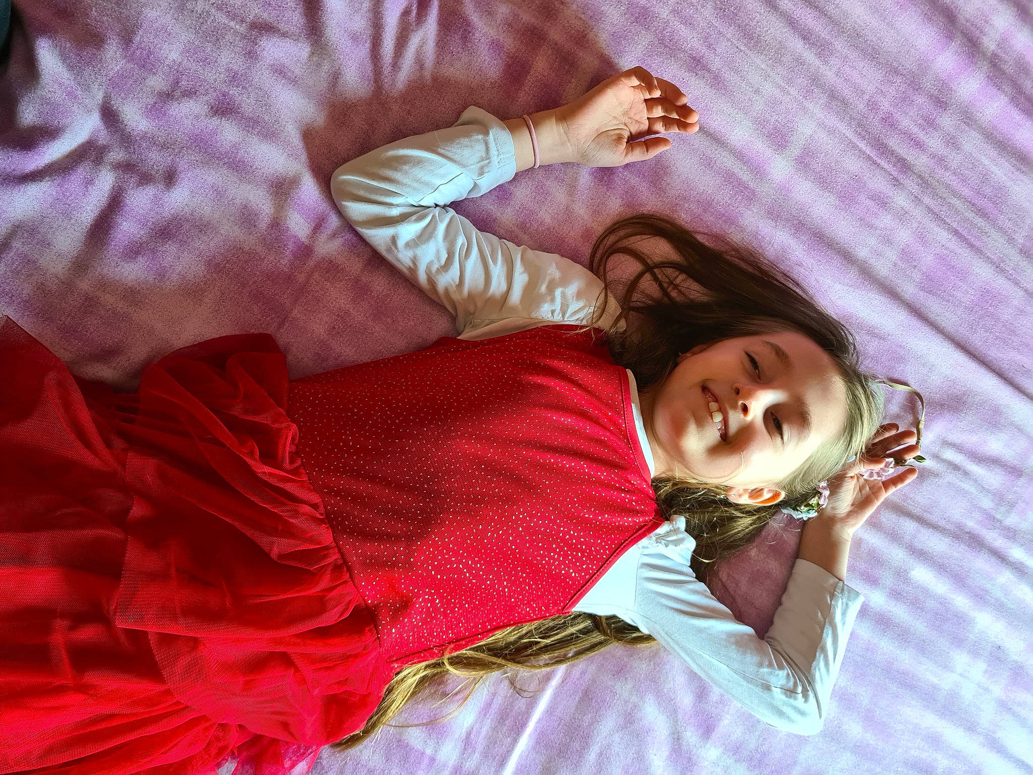 Léane participe au concours pour gagner de l'argent avec cette photo : child, comfort, eyewear, flesh, fun, fur, gesture, happy, human_body, human_leg, joy, linens, magenta, pattern, person, pink, sari, sitting, skin, smile