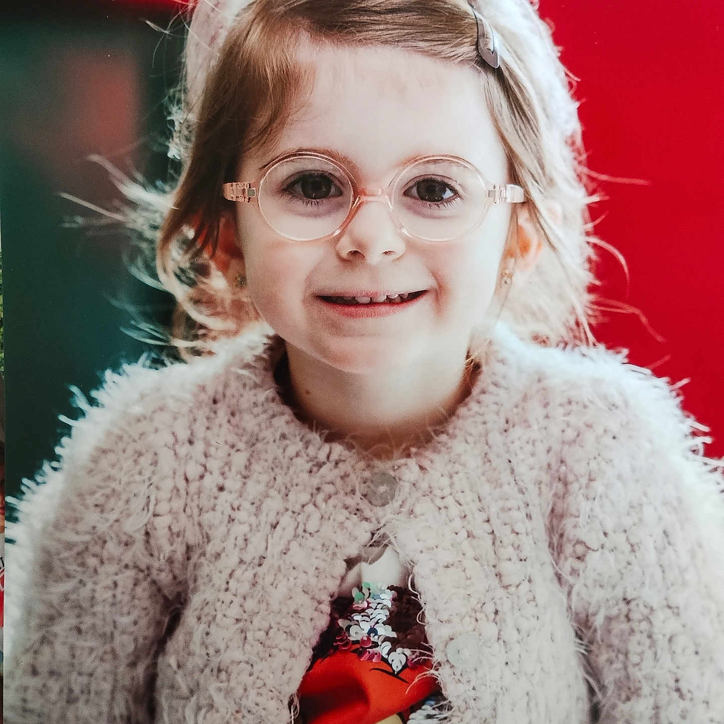 Jenna a rejoint le concours — aidez-le/la à gagner de superbes lots ! accessories, blonde, child, clothing, coat, face, female, girl, glasses, hair, happy, head, knitwear, laughing, longsleeve, person, photography, portrait, smile, sweater