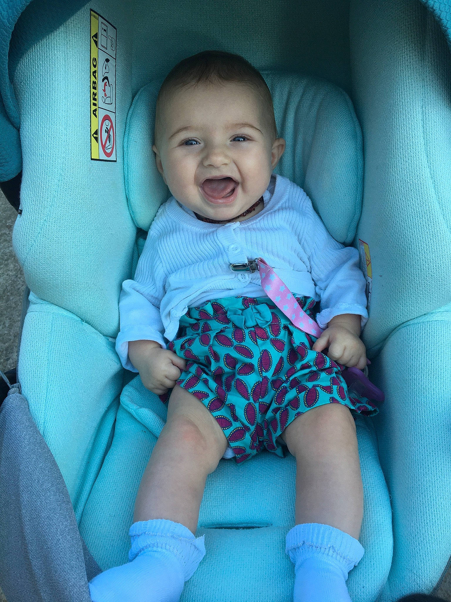 Louise a rejoint le concours — aidez-le/la à gagner de superbes lots ! azure, baby, baby_toddler_clothing, blue, comfort, cool, eye, face, finger, head, iris, mammal, mouth, person, product, purple, skin, sleeve, smile, textile